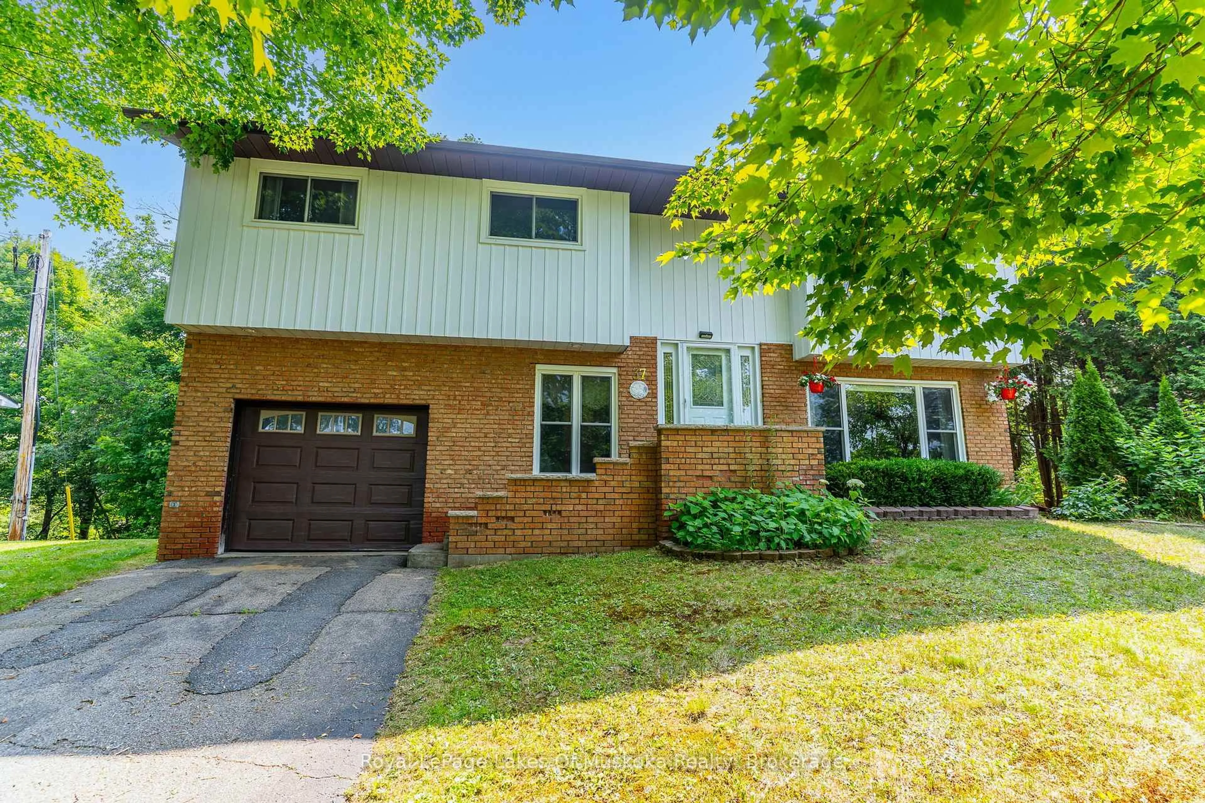 Home with brick exterior material, street for 37 Church St, Bracebridge Ontario P1L 2A2
