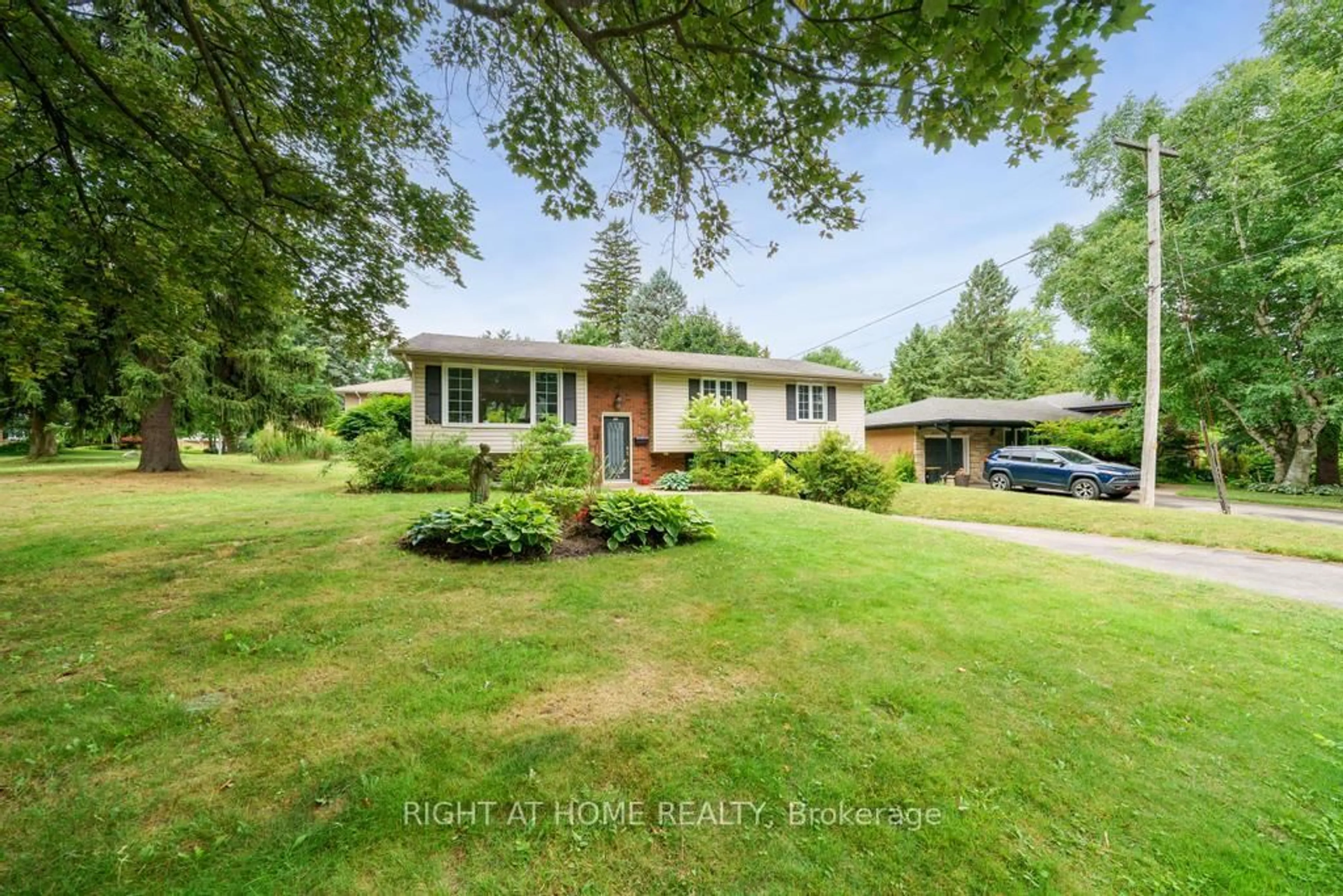 A pic from outside/outdoor area/front of a property/back of a property/a pic from drone, unknown for 306 Appleby Rd, Hamilton Ontario L9G 2V7