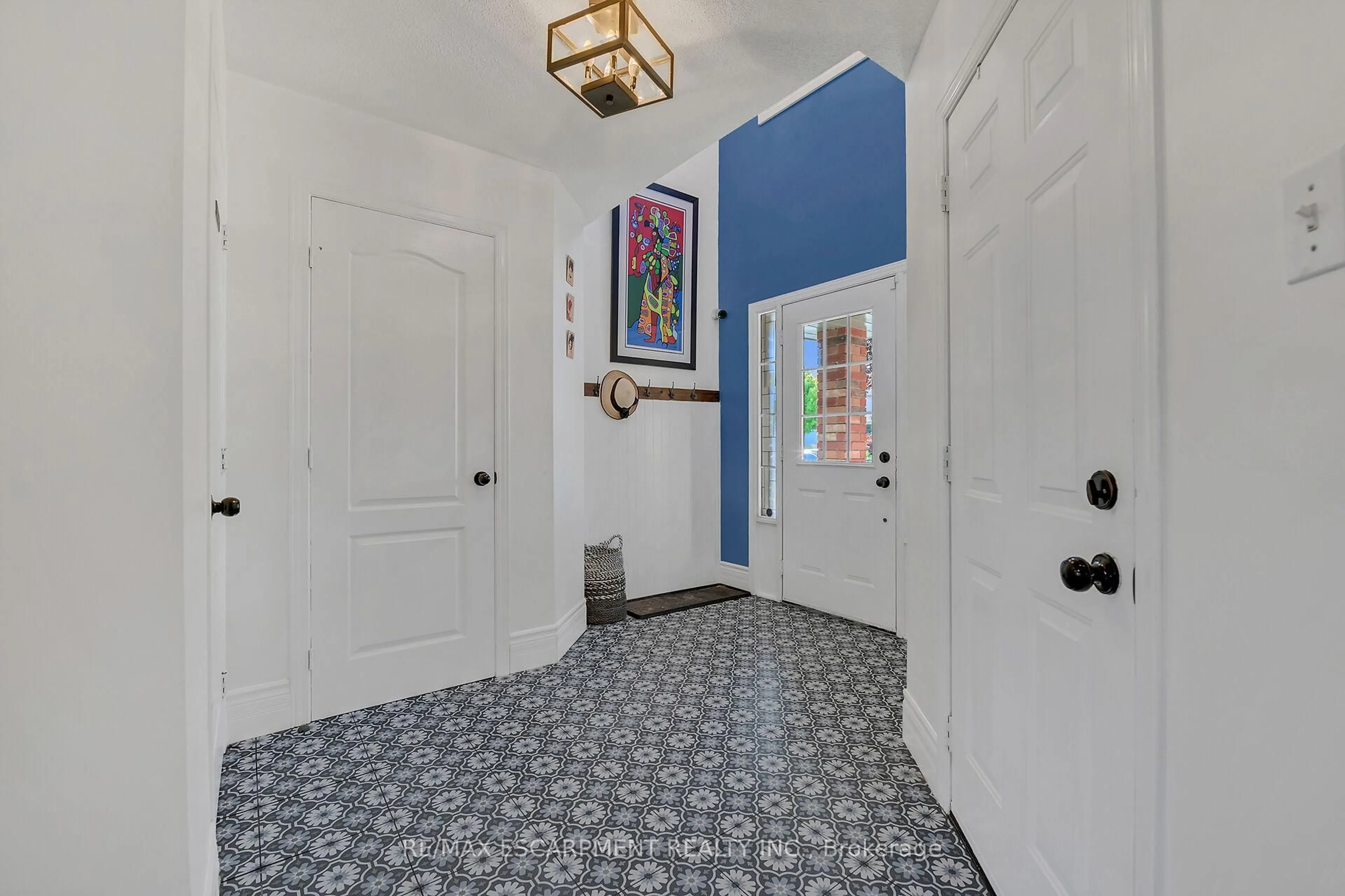 Indoor entryway for 239 HEPBURN Cres, Hamilton Ontario L9C 7T3