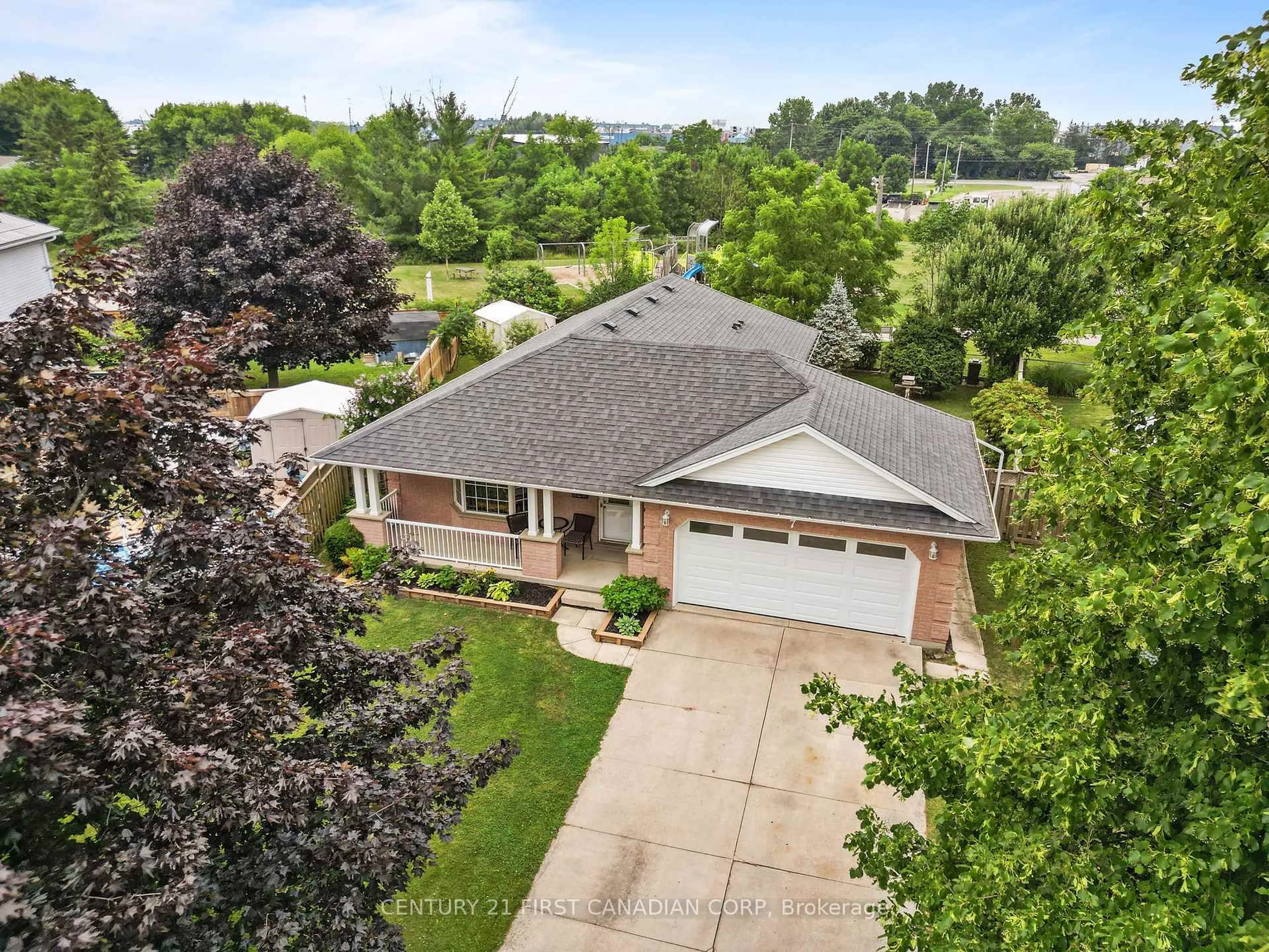 A pic from outside/outdoor area/front of a property/back of a property/a pic from drone, street for 7 Sifton Dr, St. Thomas Ontario N5R 6C6