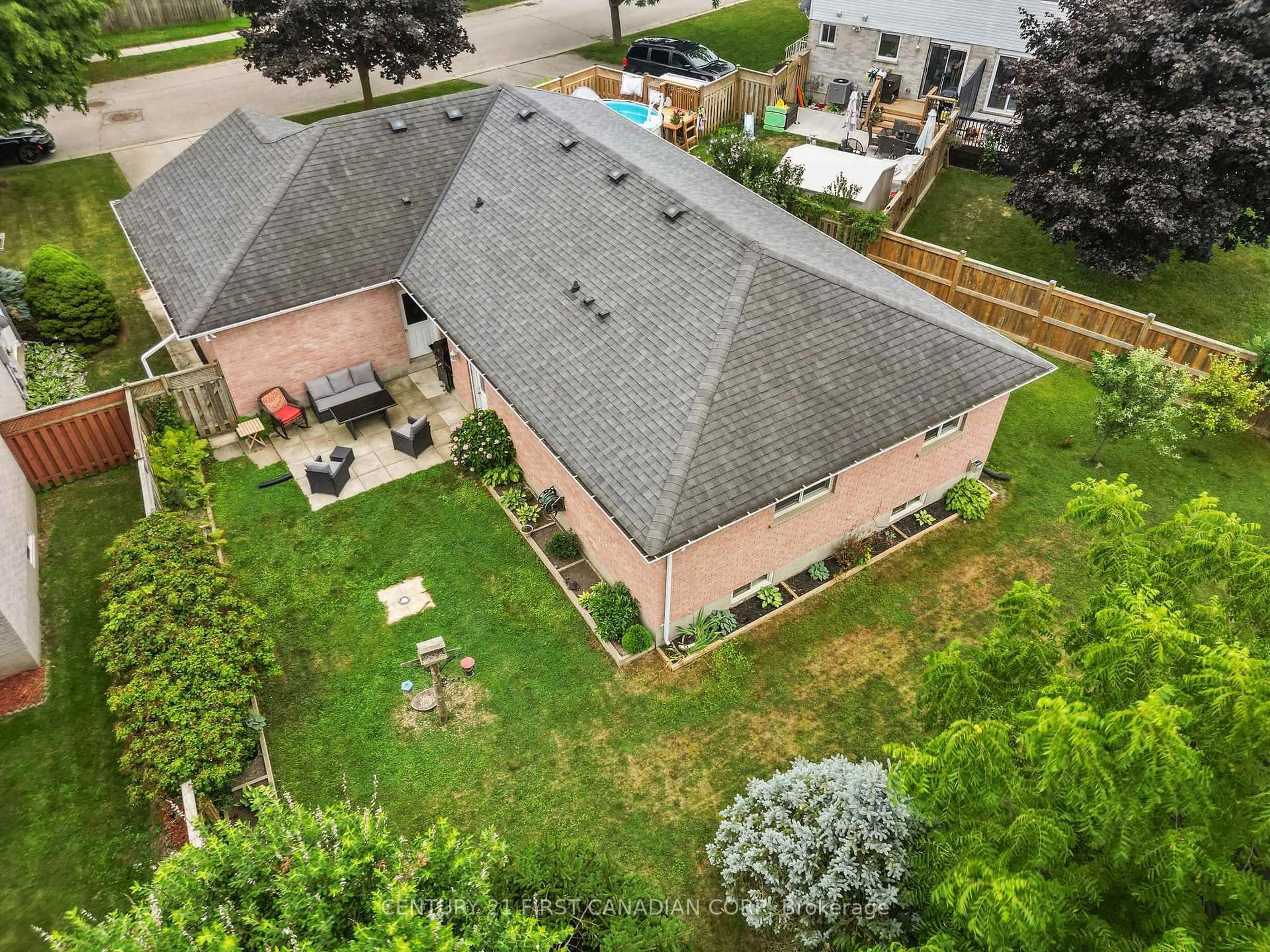 A pic from outside/outdoor area/front of a property/back of a property/a pic from drone, street for 7 Sifton Dr, St. Thomas Ontario N5R 6C6