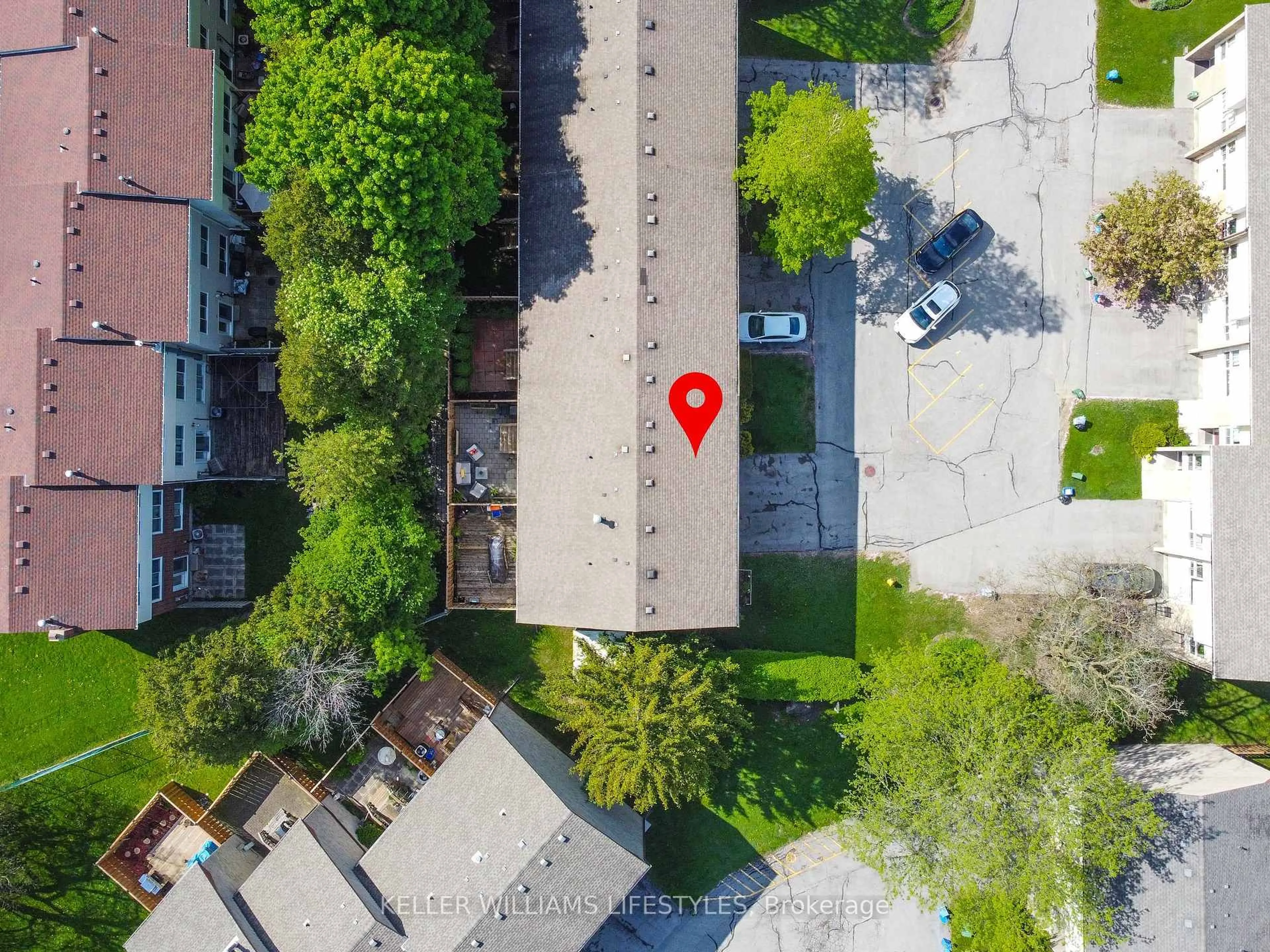 A pic from outside/outdoor area/front of a property/back of a property/a pic from drone, street for 40 Chiddington Gate, London South Ontario N6C 4Y3