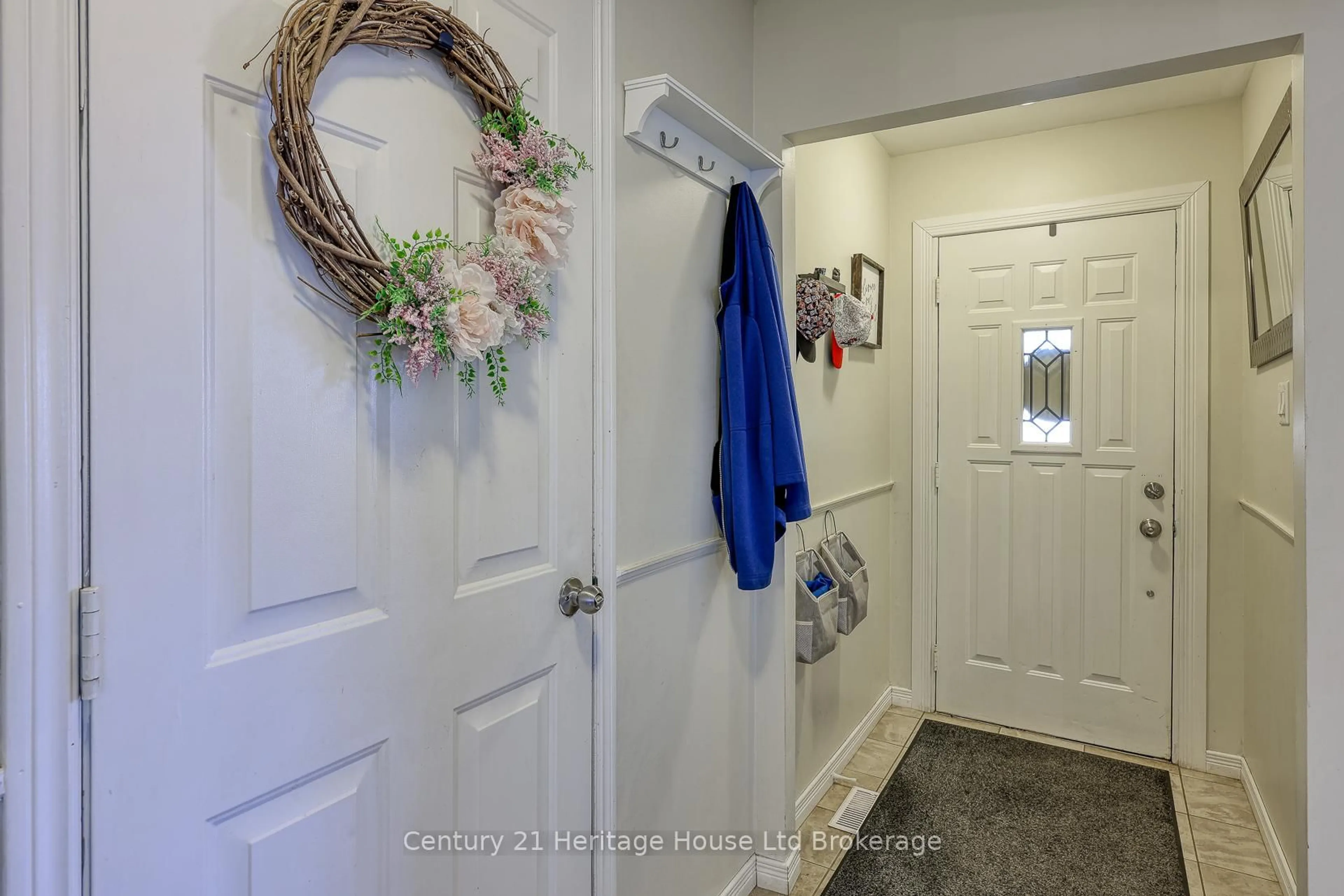 Indoor entryway for 9 Edmunds Cres, London South Ontario N5Z 4J1