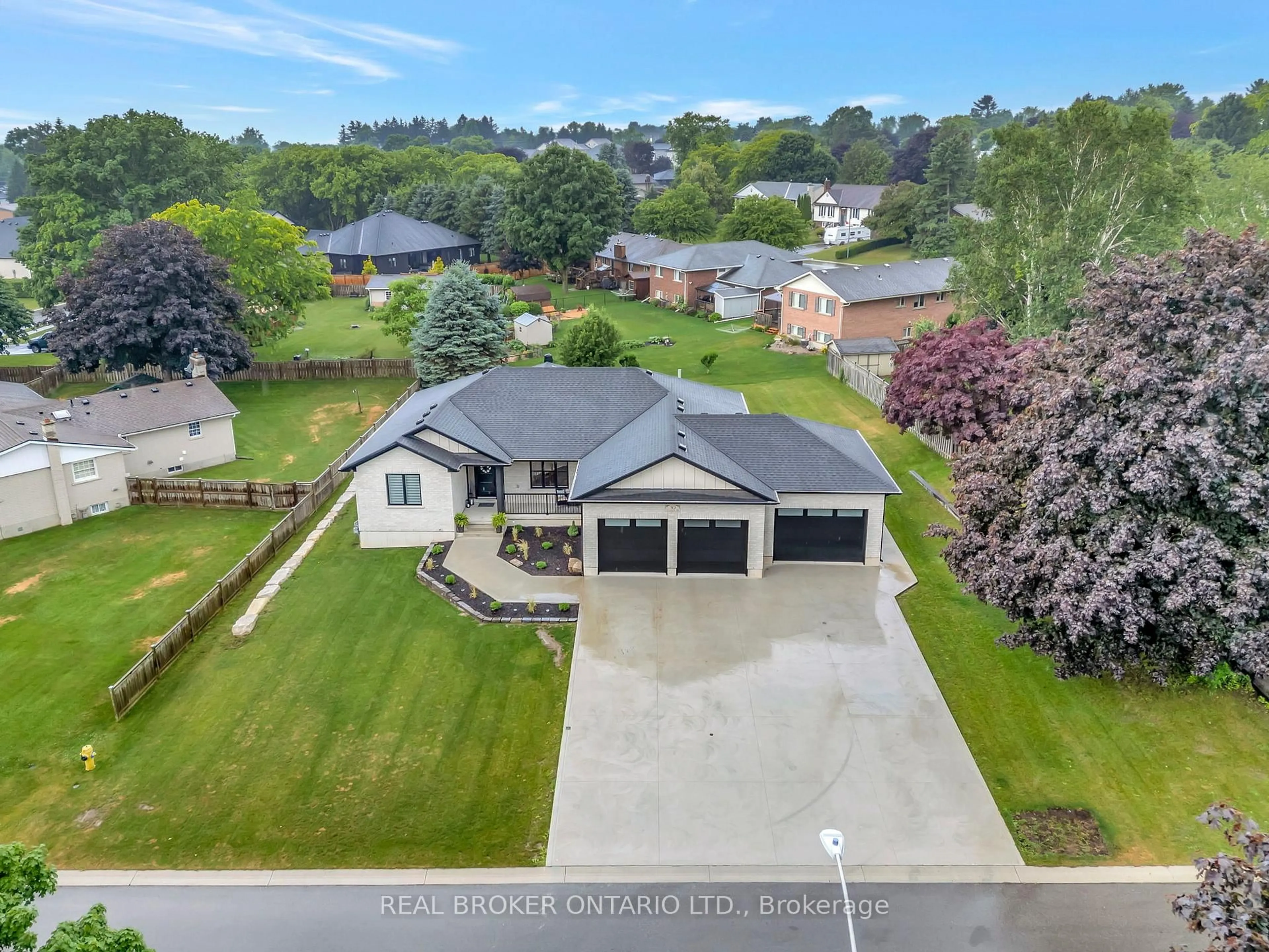 A pic from outside/outdoor area/front of a property/back of a property/a pic from drone, unknown for 30 Tanager Dr, Tillsonburg Ontario N4G 1A9