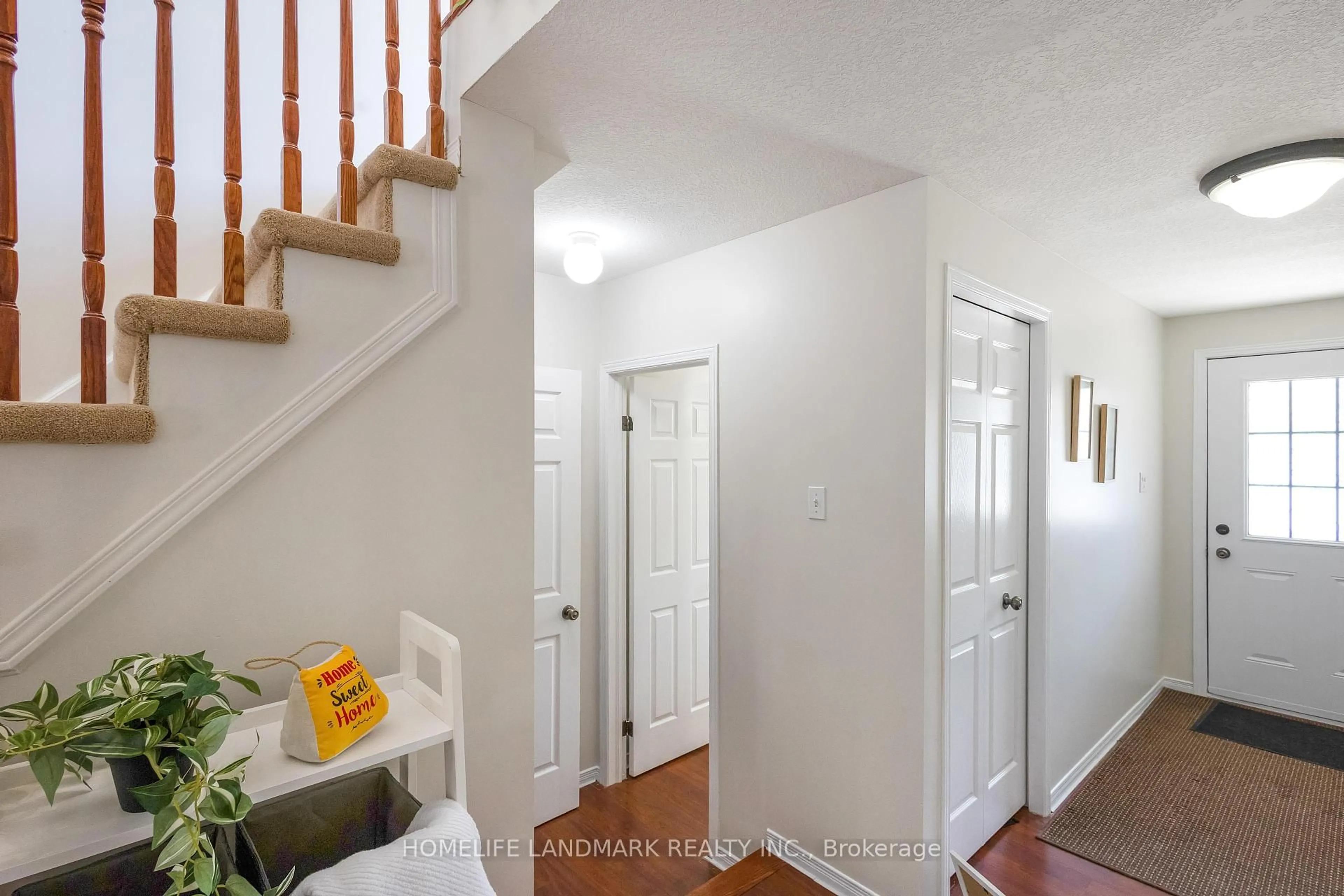 Indoor entryway for 570 Violet St, Waterloo Ontario N2V 2T8