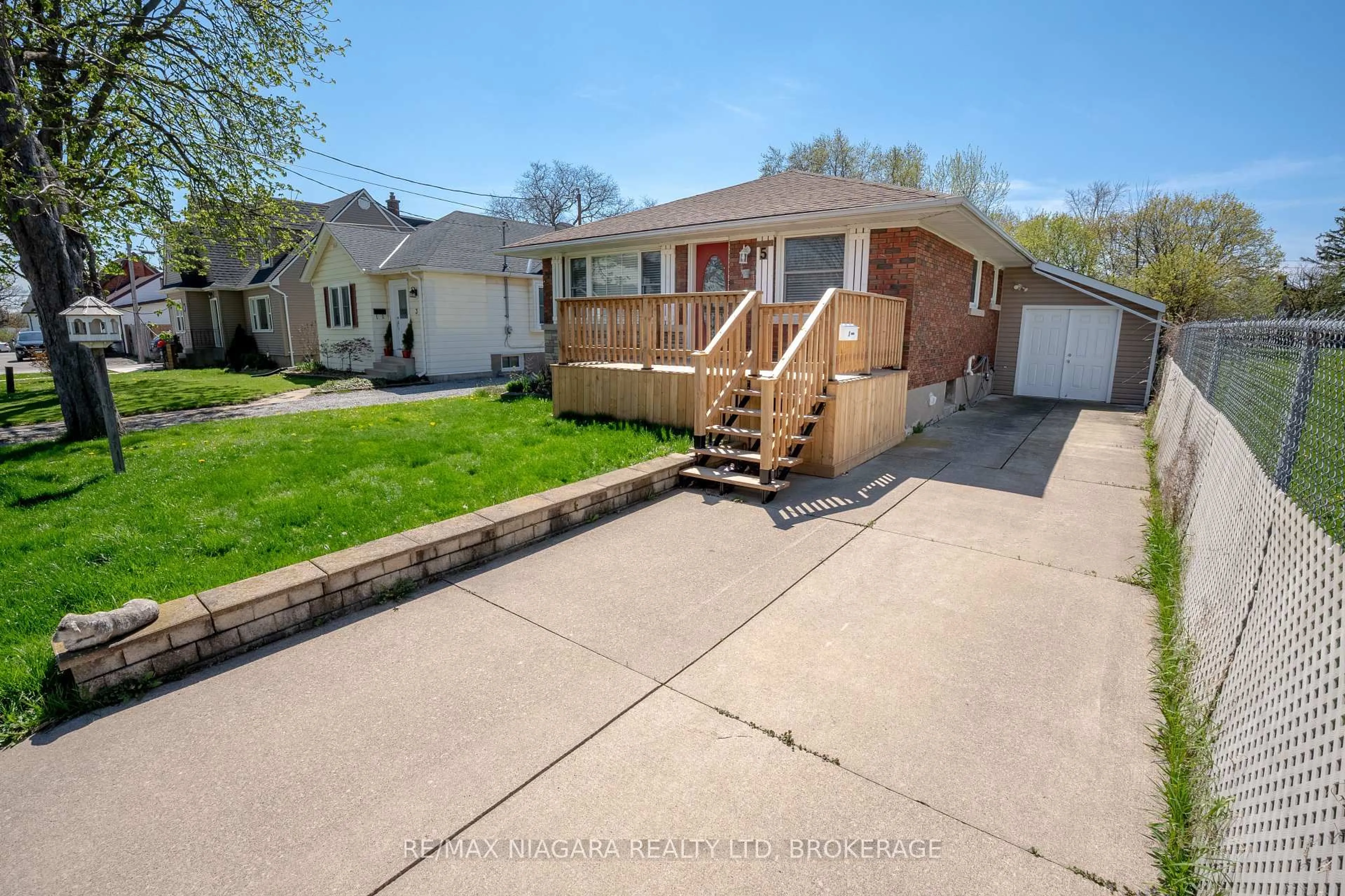 A pic from outside/outdoor area/front of a property/back of a property/a pic from drone, street for 5 St Peter St, St. Catharines Ontario L2T 1N7