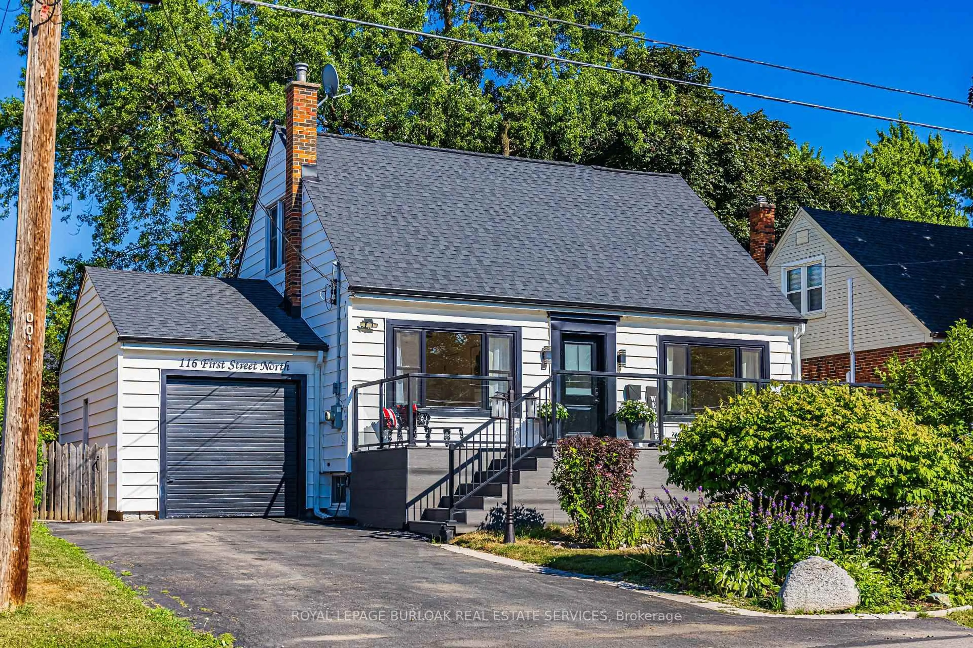 Home with vinyl exterior material, street for 116 1st St, Hamilton Ontario L8G 1Y4