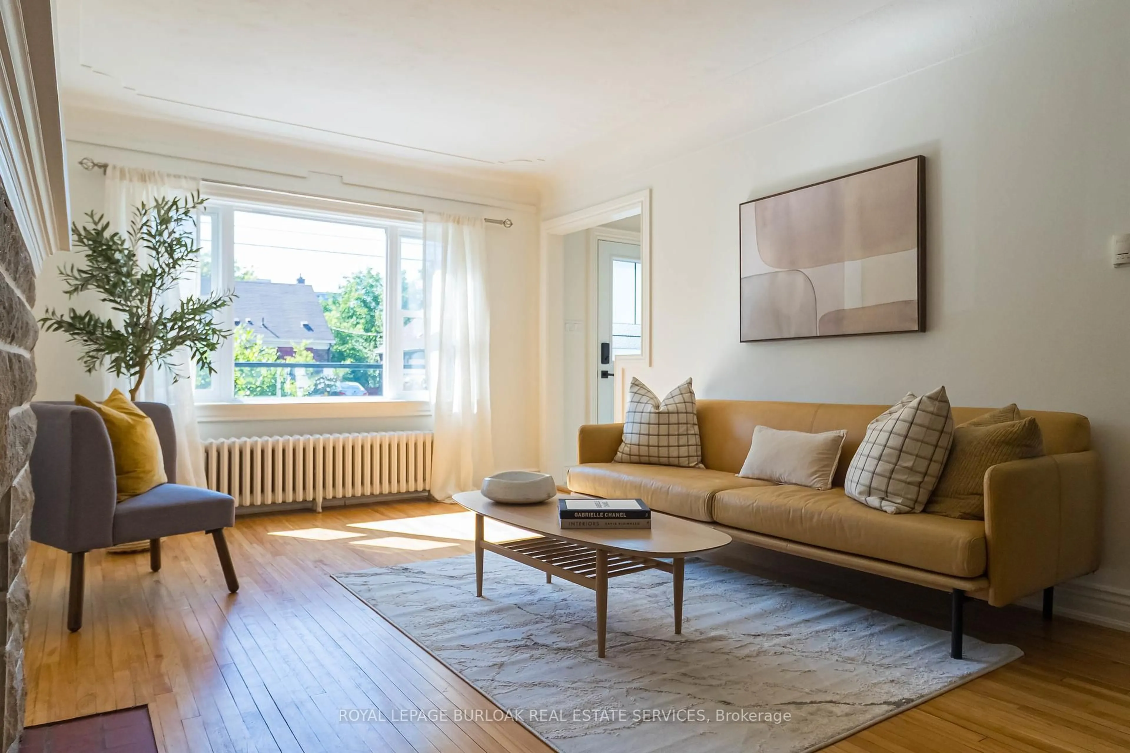 Living room with furniture, wood/laminate floor for 116 1st St, Hamilton Ontario L8G 1Y4