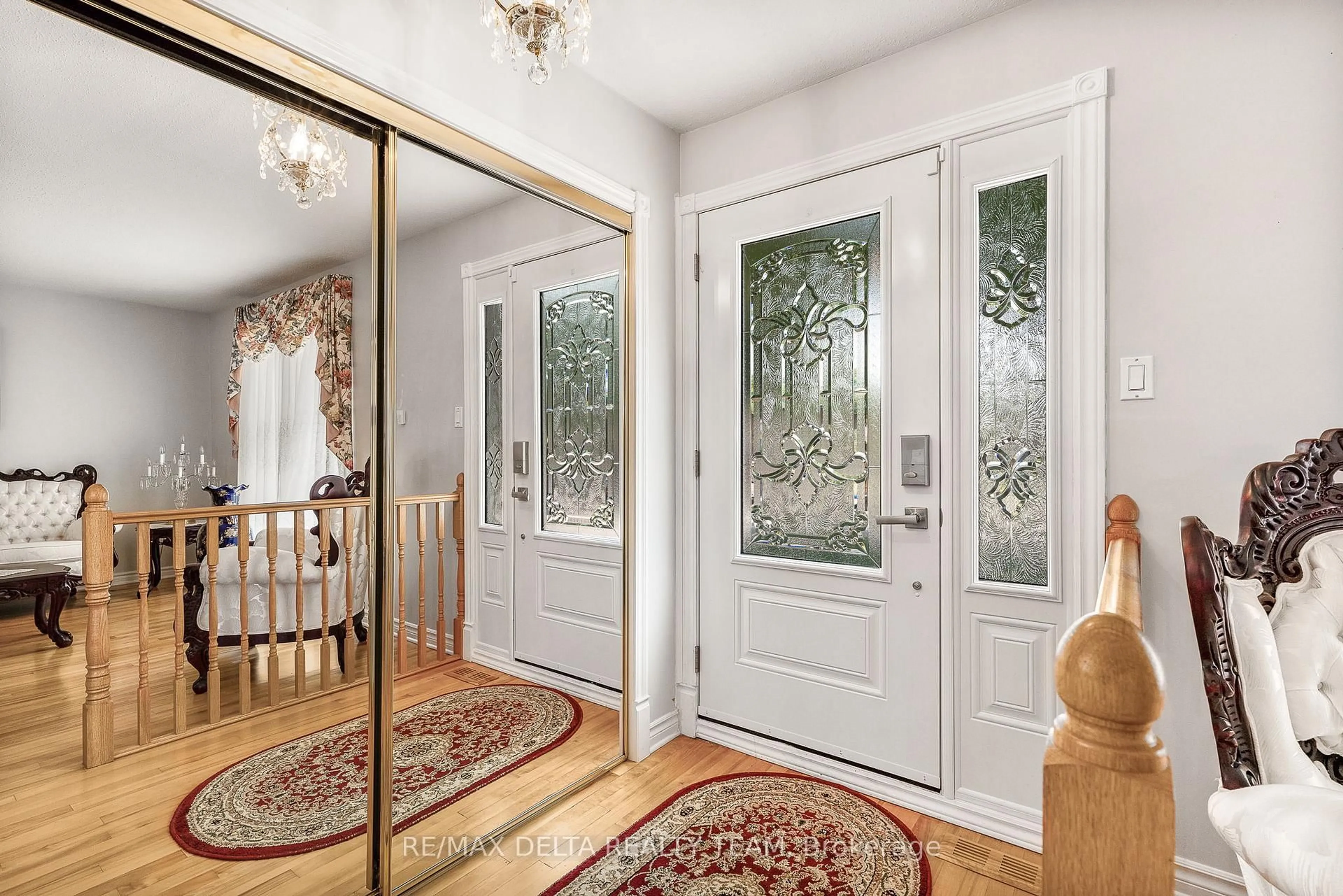 Indoor entryway for 2435 Heaton Ave, Ottawa Ontario K1G 1J1