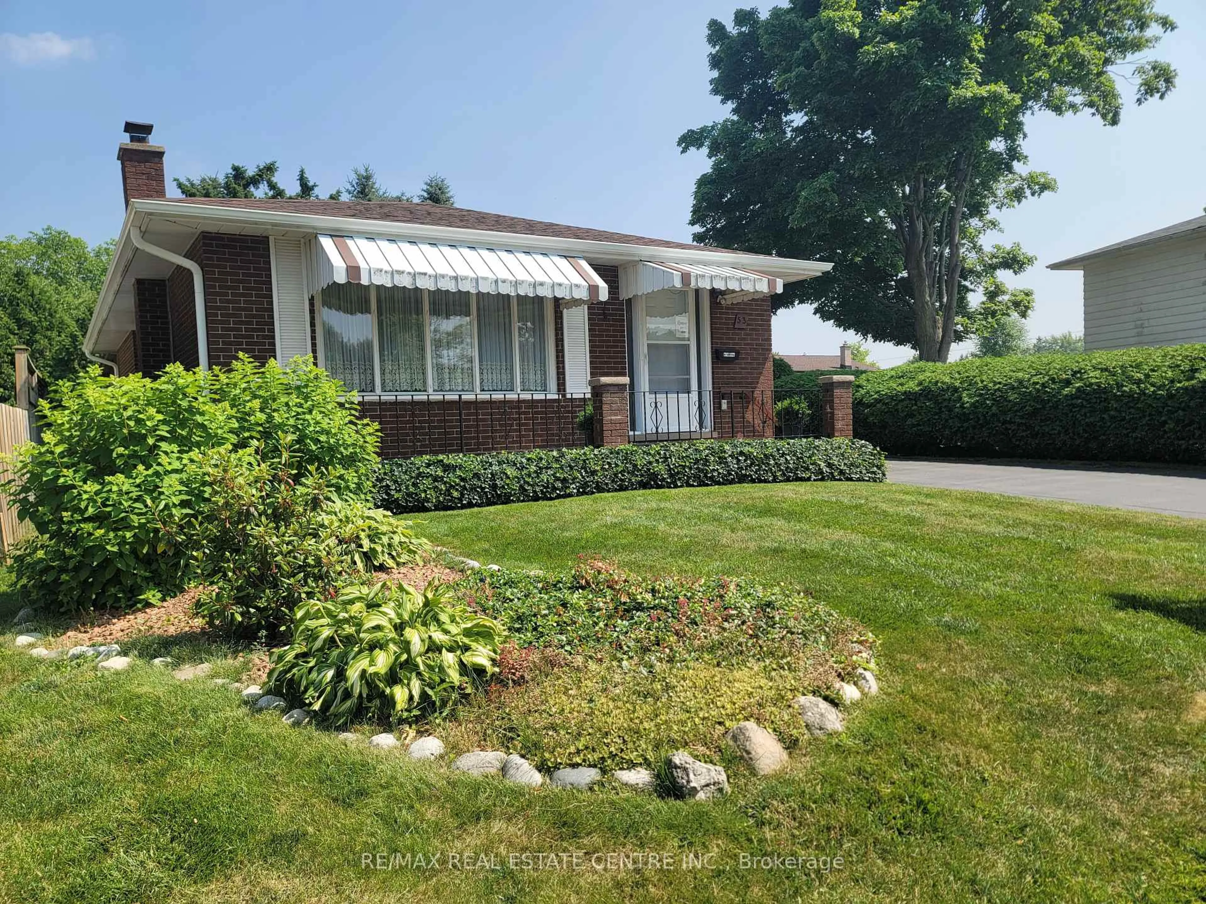 A pic from outside/outdoor area/front of a property/back of a property/a pic from drone, street for 53 kingswood Dr, Kitchener Ontario N2E 1A9
