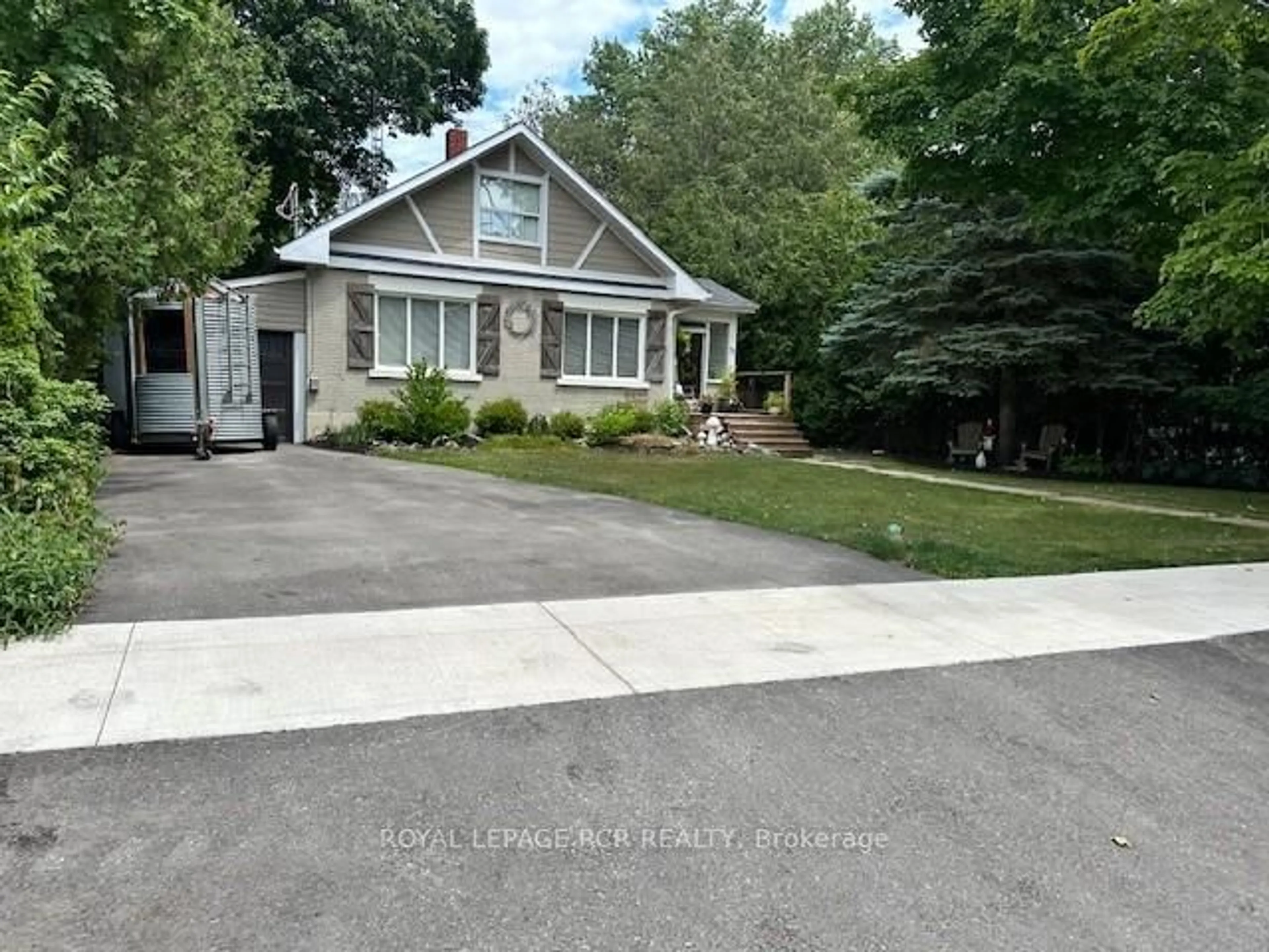 A pic from outside/outdoor area/front of a property/back of a property/a pic from drone, street for 77 Trafalgar Rd, Erin Ontario N0B 1Z0