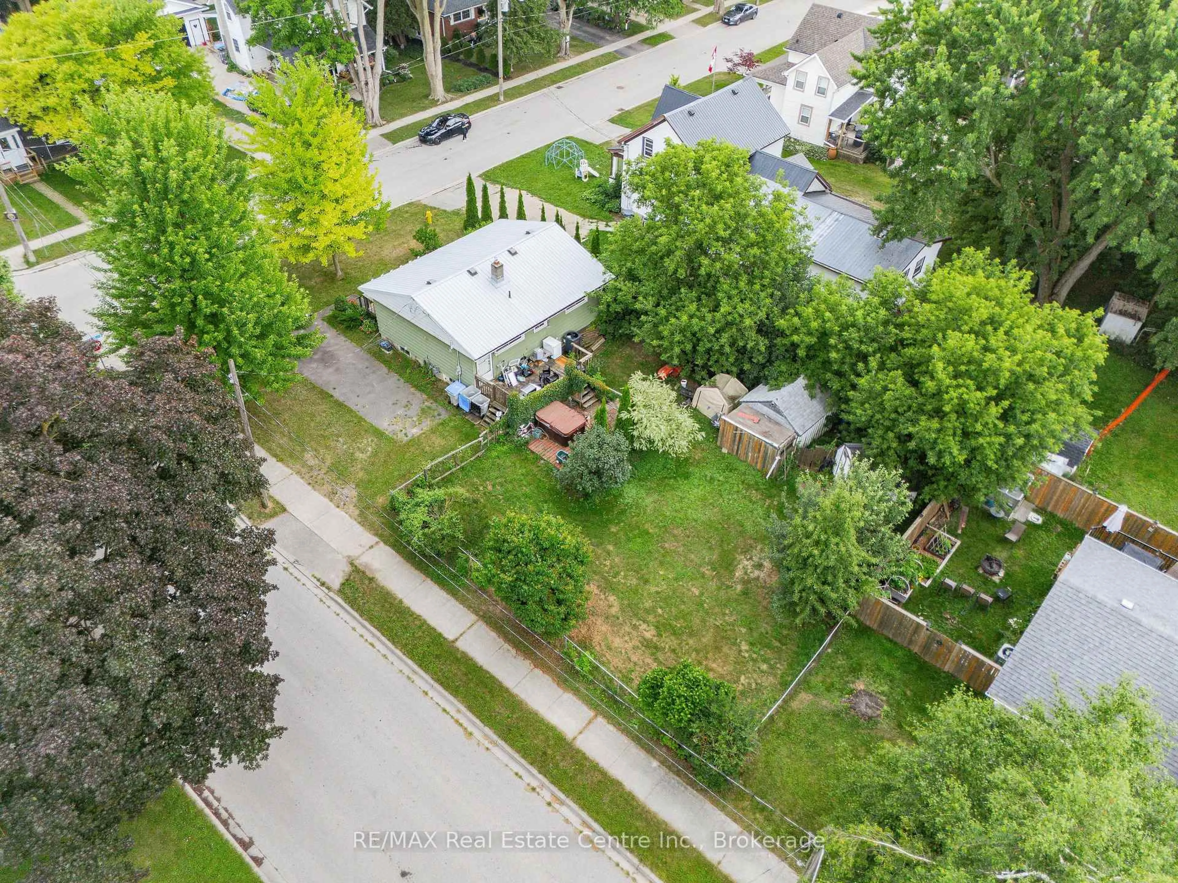 A pic from outside/outdoor area/front of a property/back of a property/a pic from drone, street for 585 Richmond Ave, North Perth Ontario N4W 2Z4