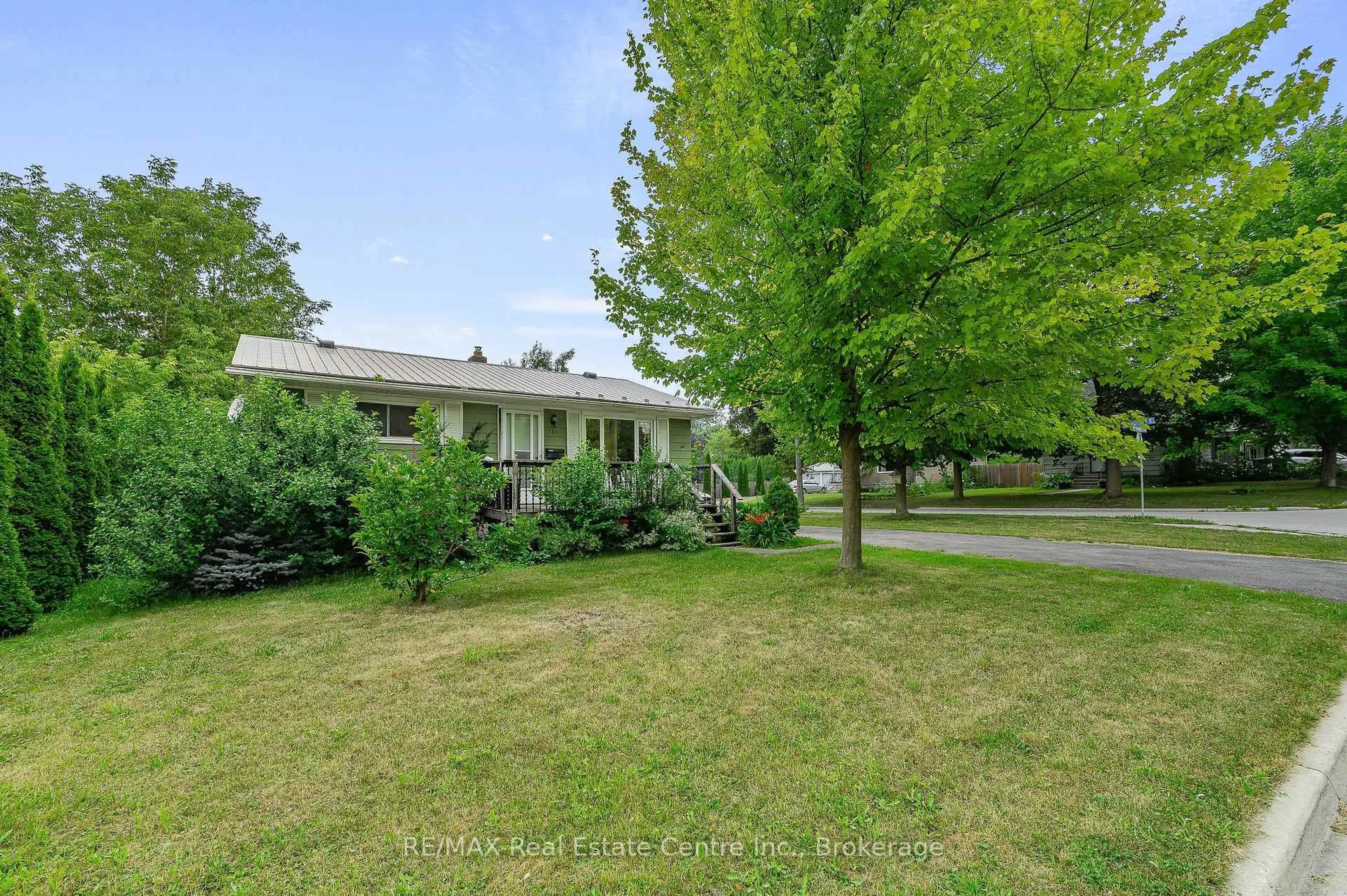 A pic from outside/outdoor area/front of a property/back of a property/a pic from drone, street for 585 Richmond Ave, North Perth Ontario N4W 2Z4