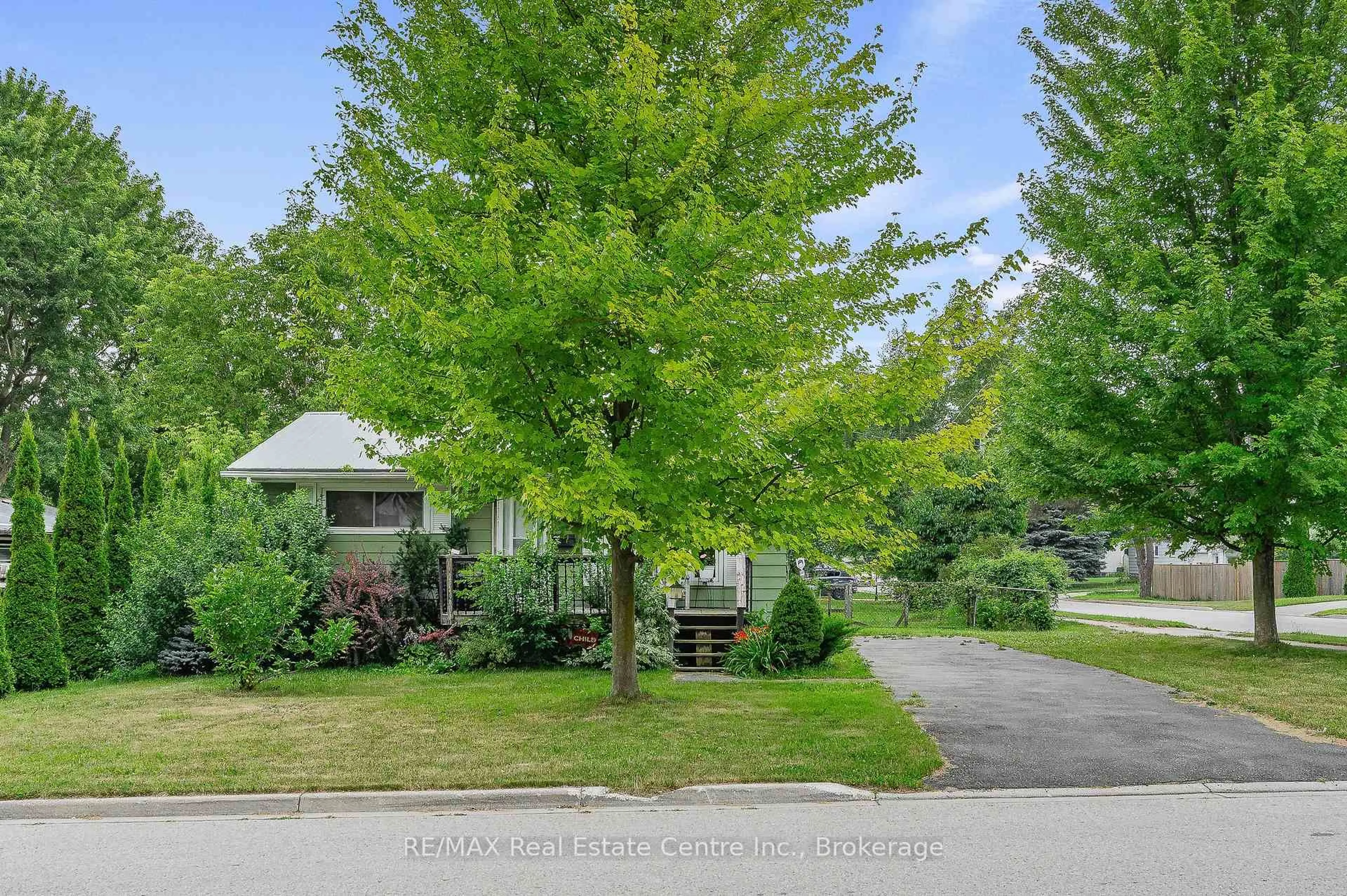 A pic from outside/outdoor area/front of a property/back of a property/a pic from drone, street for 585 Richmond Ave, North Perth Ontario N4W 2Z4