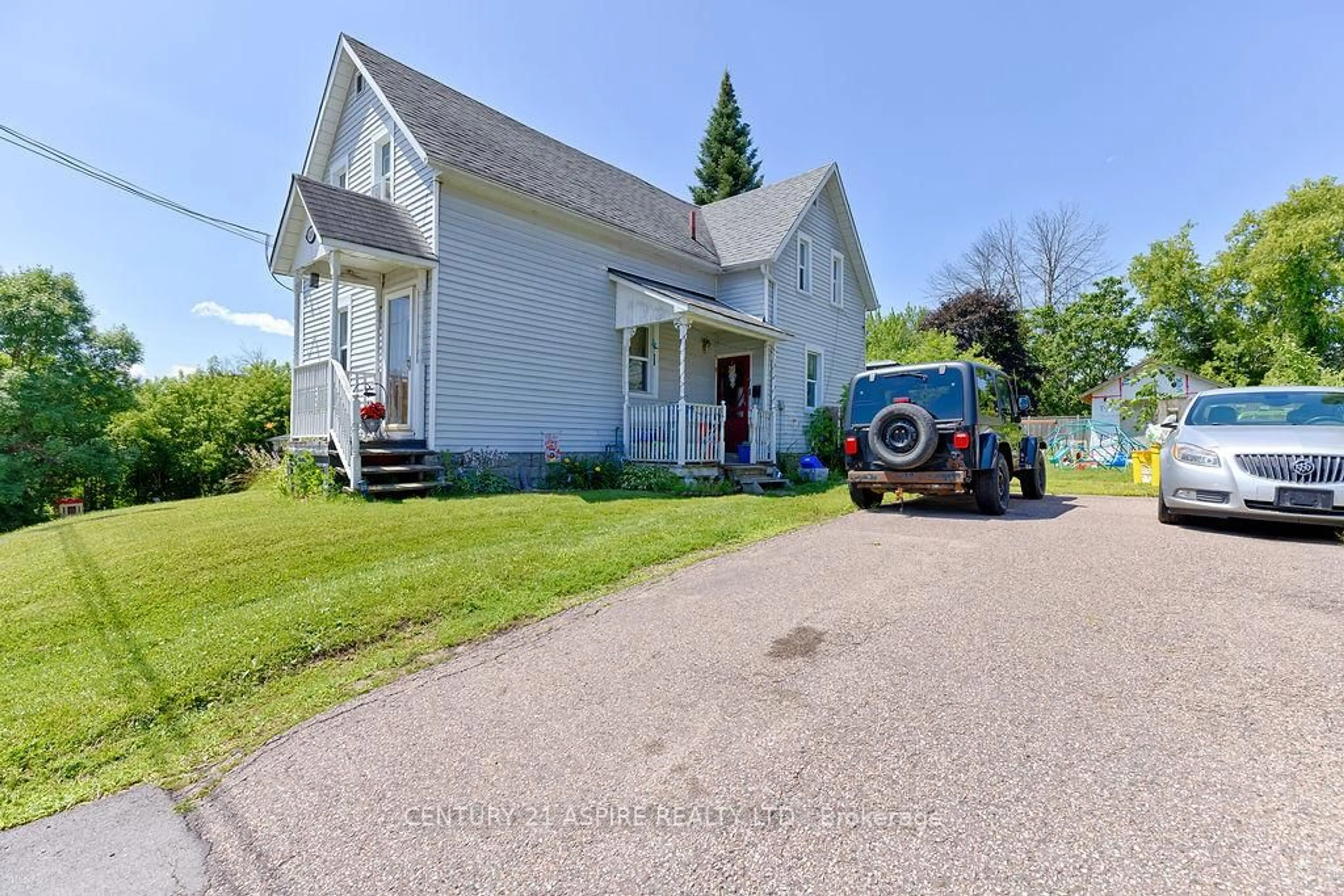 A pic from outside/outdoor area/front of a property/back of a property/a pic from drone, street for 418 Murray St, Pembroke Ontario K8A 4P6