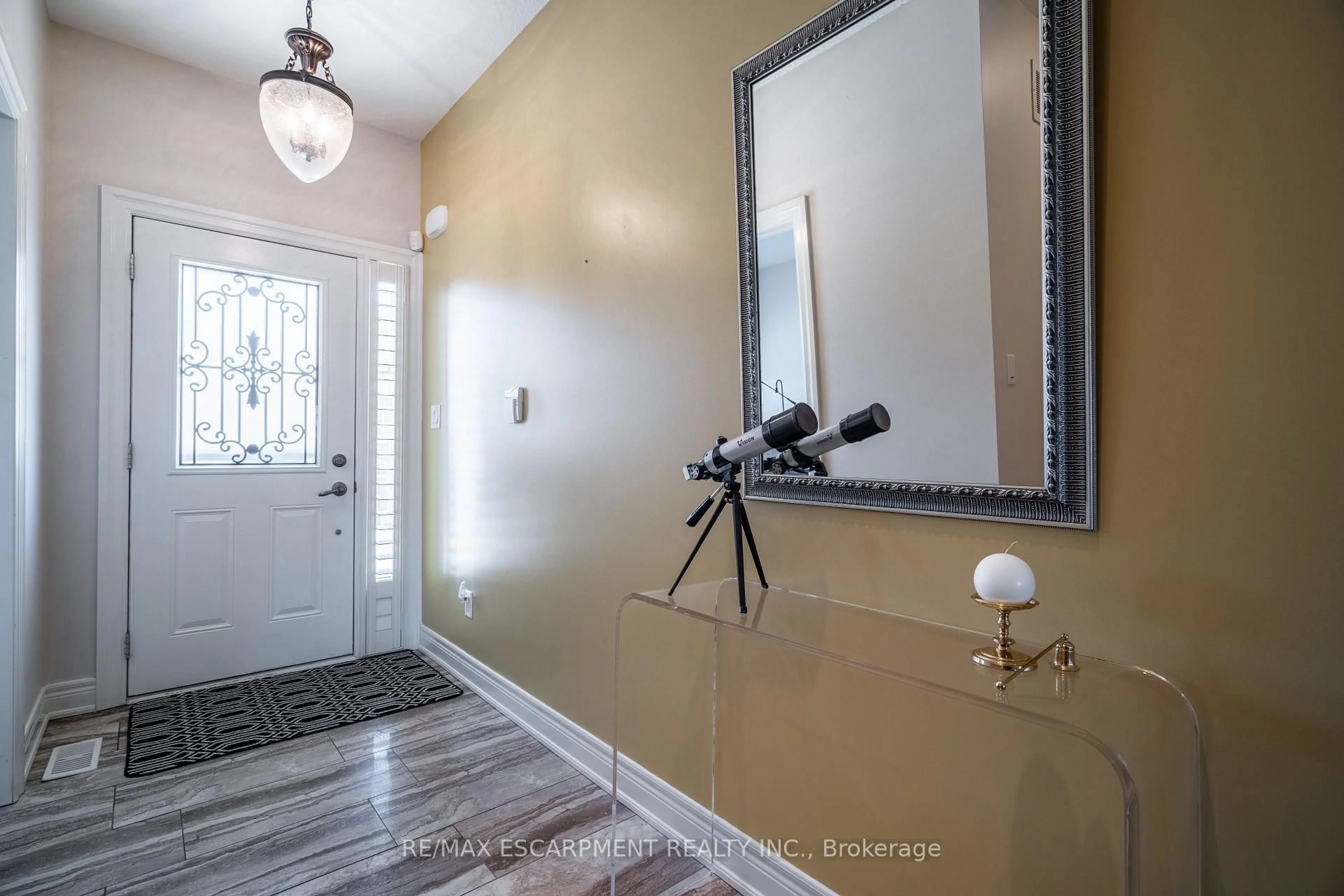 Indoor entryway for 10 Greenbrook Dr #10, Hamilton Ontario L8G 0A2