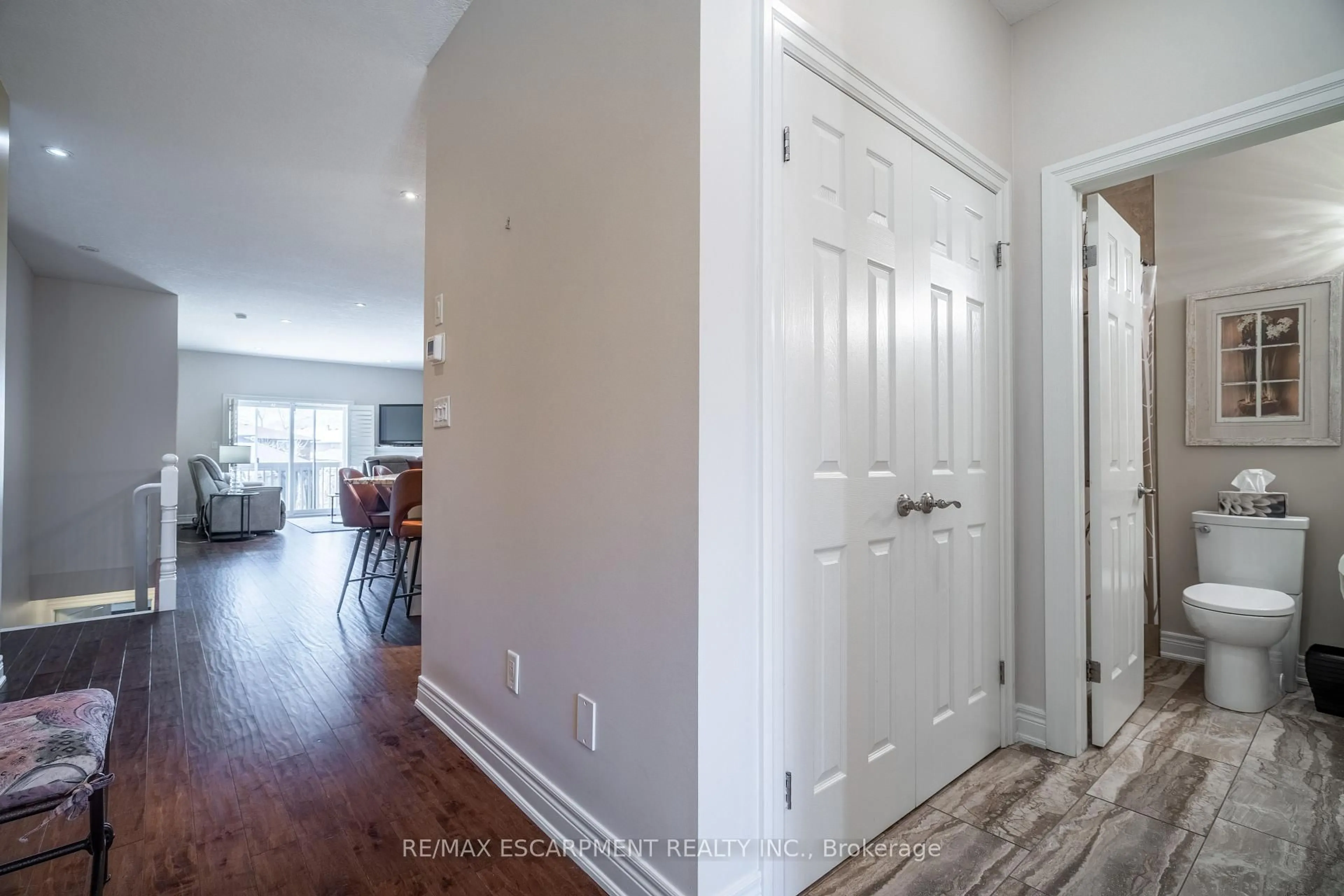 Indoor entryway for 10 Greenbrook Dr #10, Hamilton Ontario L8G 0A2