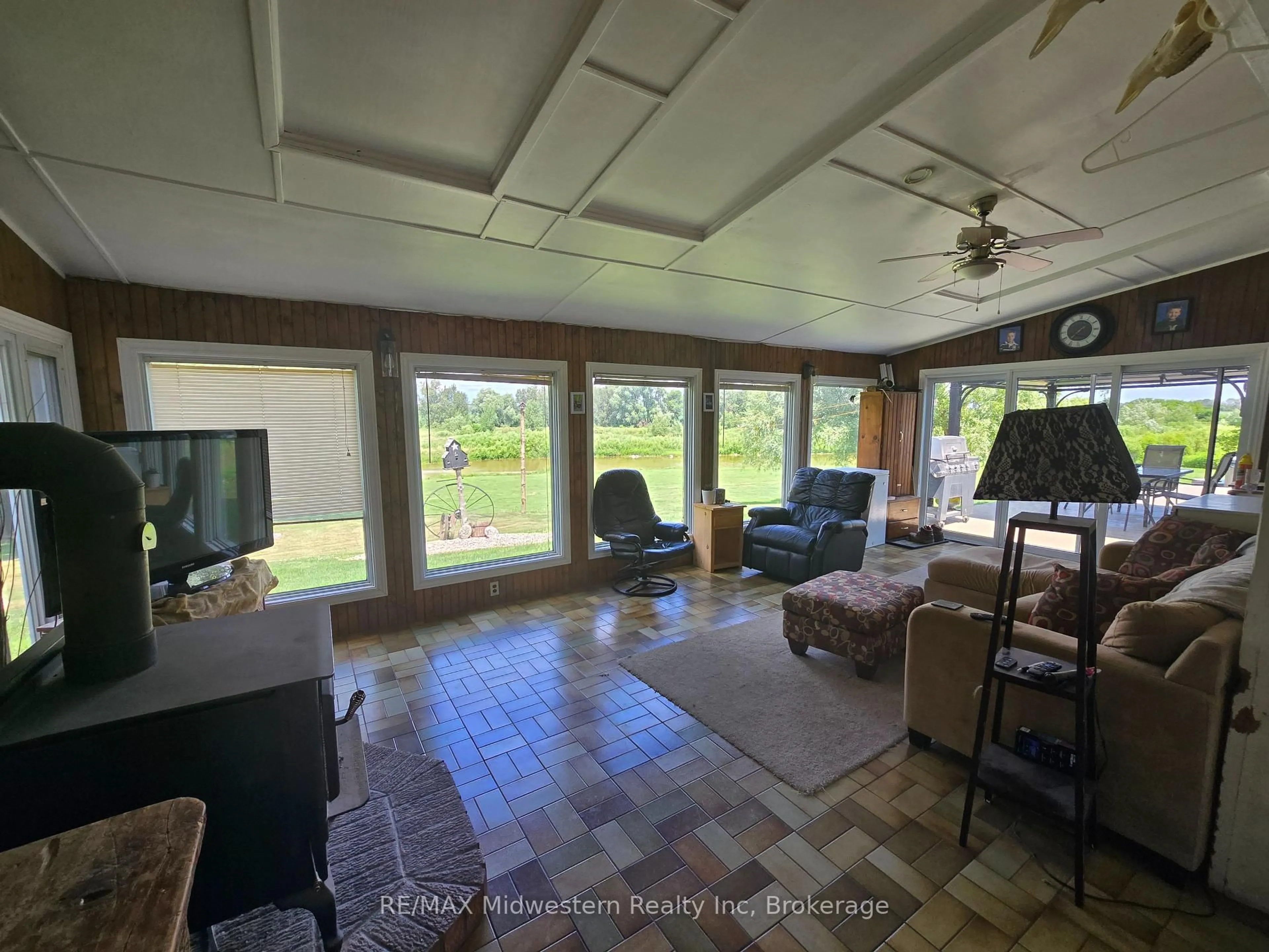 Living room with furniture, unknown for 2081 John St, Howick Ontario N0G 1X0
