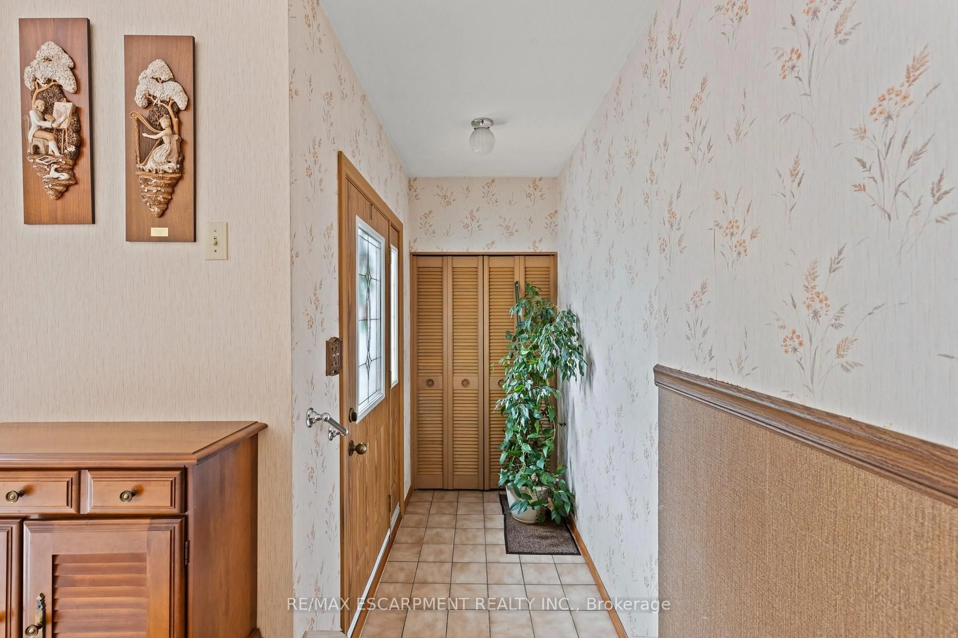 Indoor entryway for 18 Owen Pl, Hamilton Ontario L8G 2H2