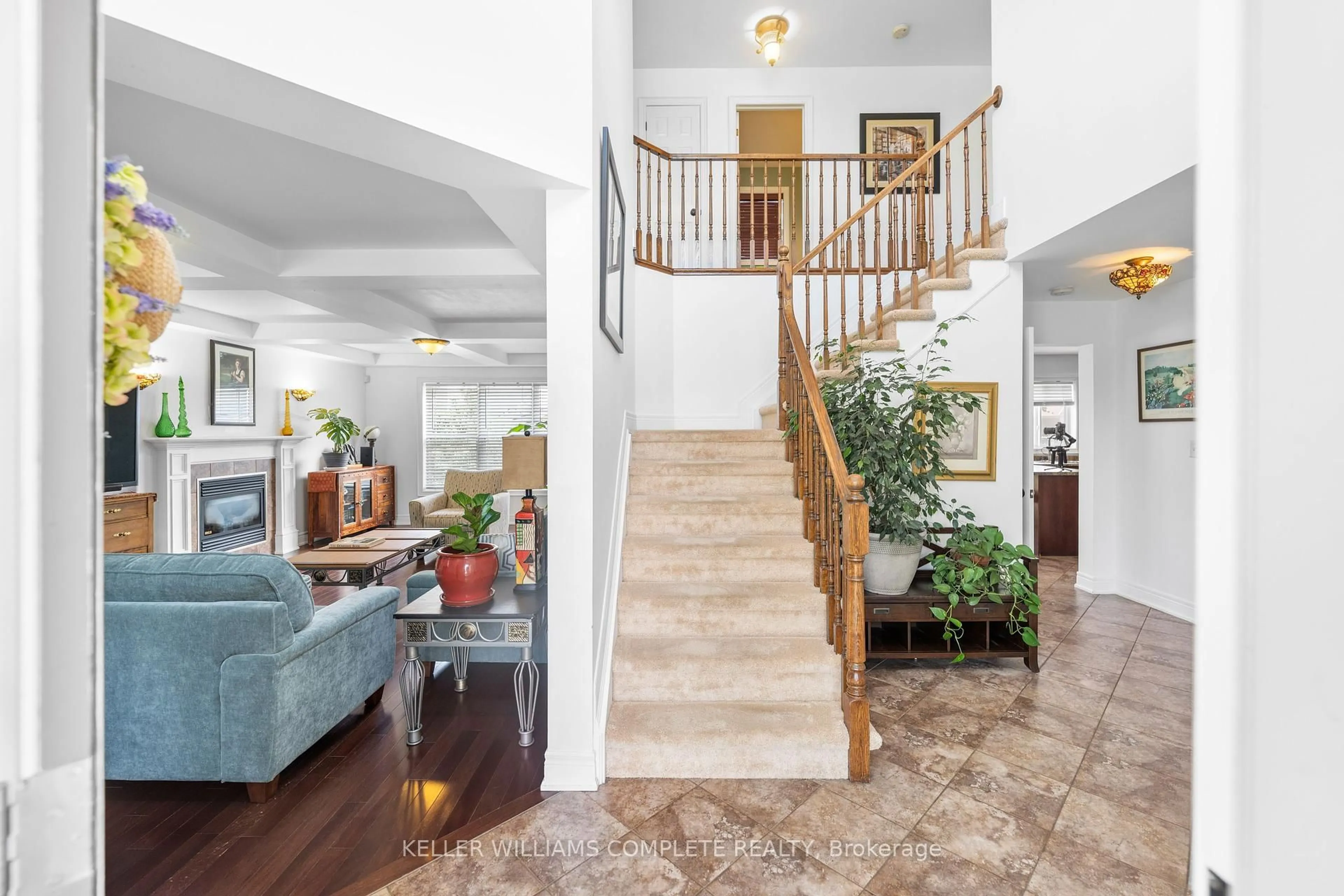 Indoor foyer for 385 Jordyn Dr, Fort Erie Ontario L2A 6T6