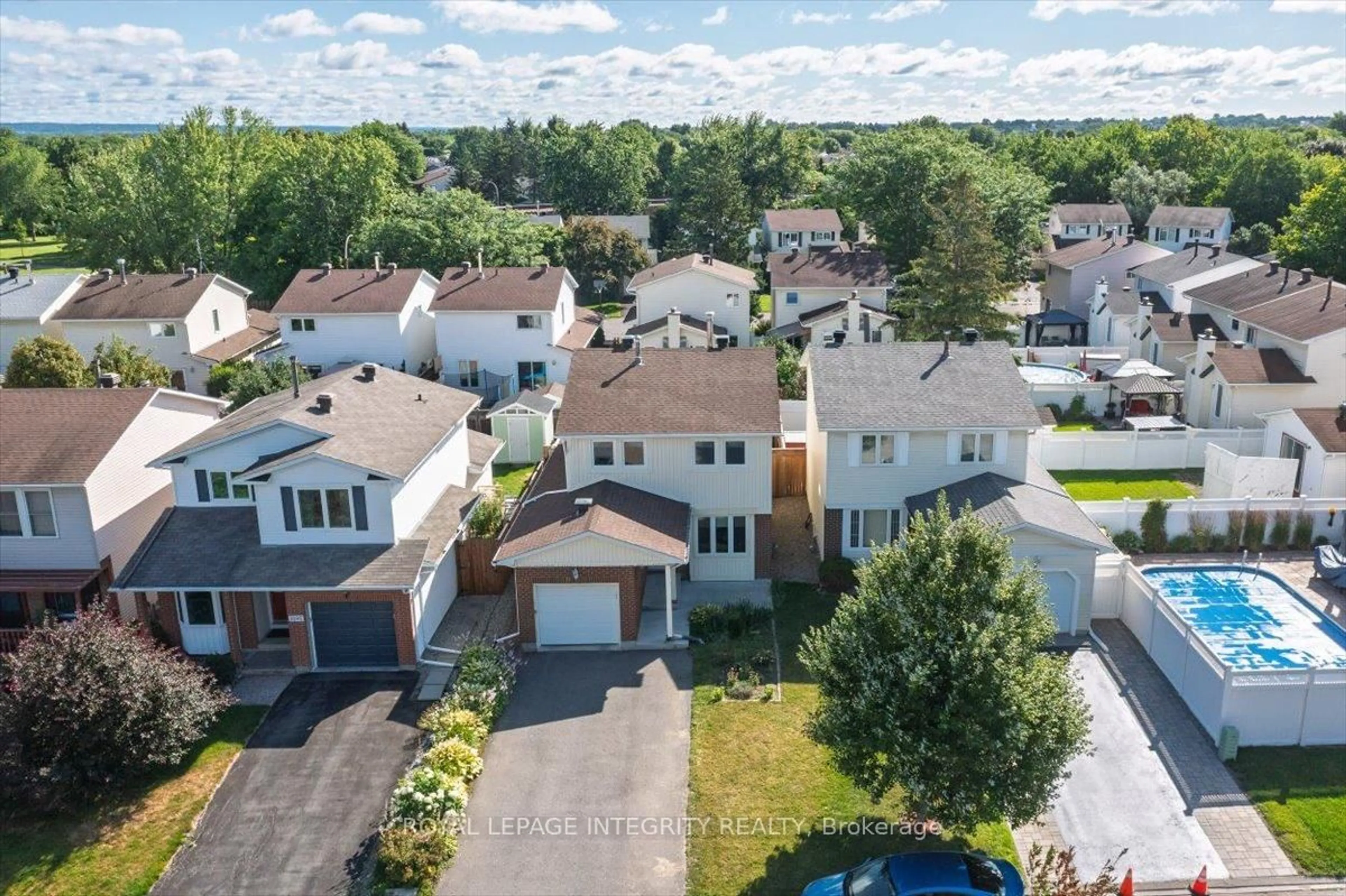 A pic from outside/outdoor area/front of a property/back of a property/a pic from drone, street for 1097 Moselle Cres, Orleans Ontario K1C 2S8