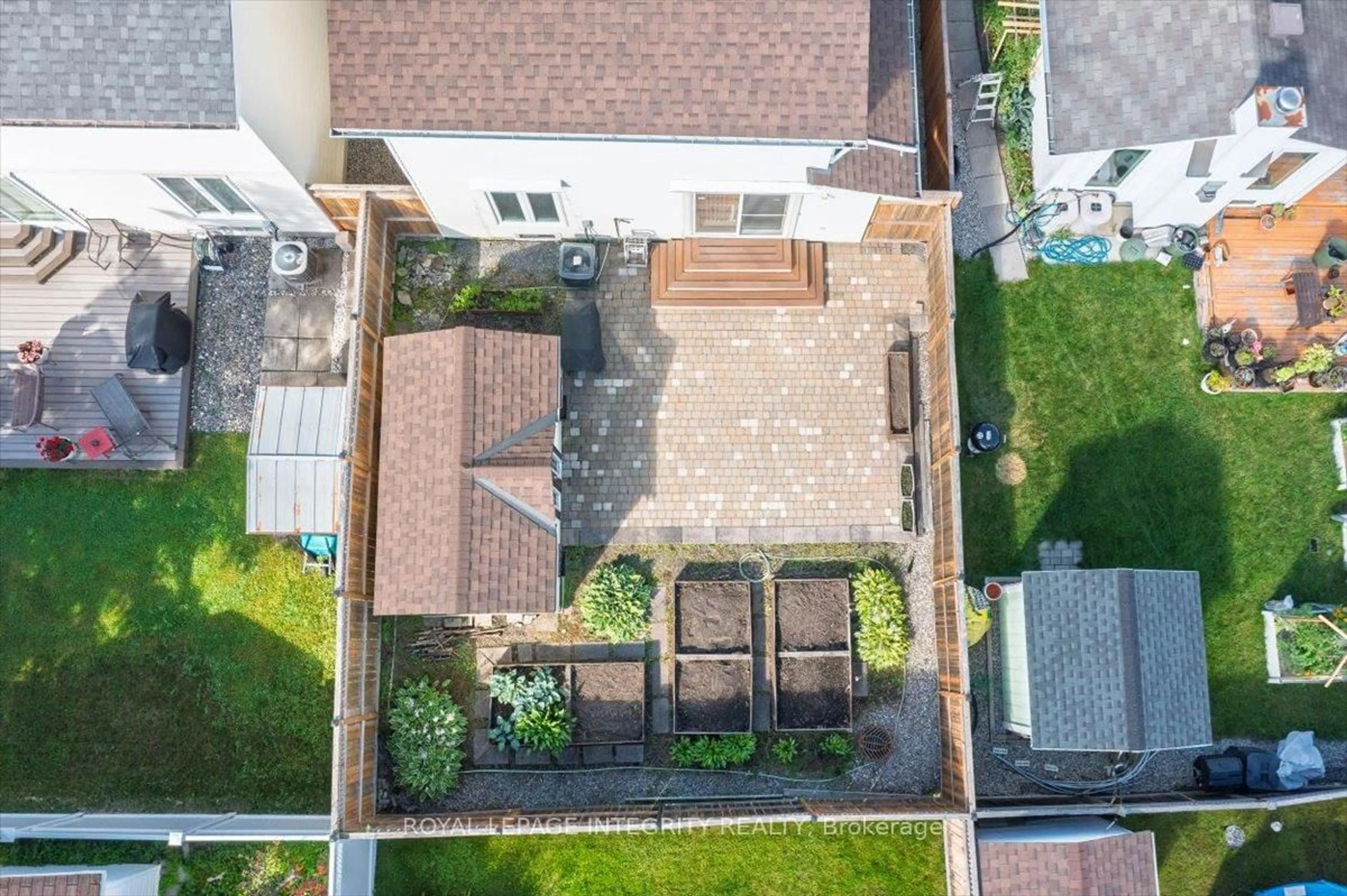 A pic from outside/outdoor area/front of a property/back of a property/a pic from drone, street for 1097 Moselle Cres, Orleans Ontario K1C 2S8