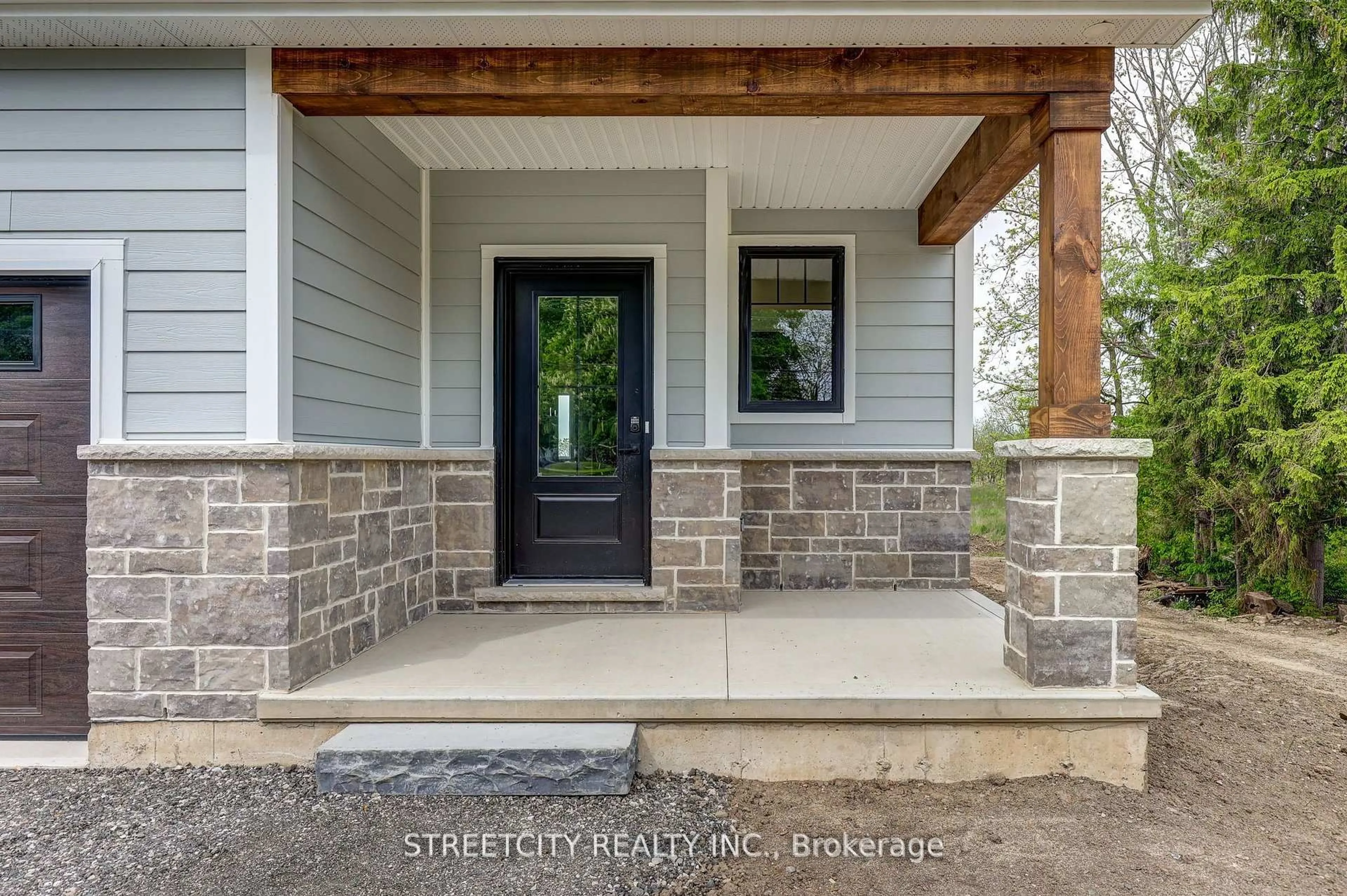 Indoor entryway for 8068 Union Rd, Southwold Ontario N0L 1K0