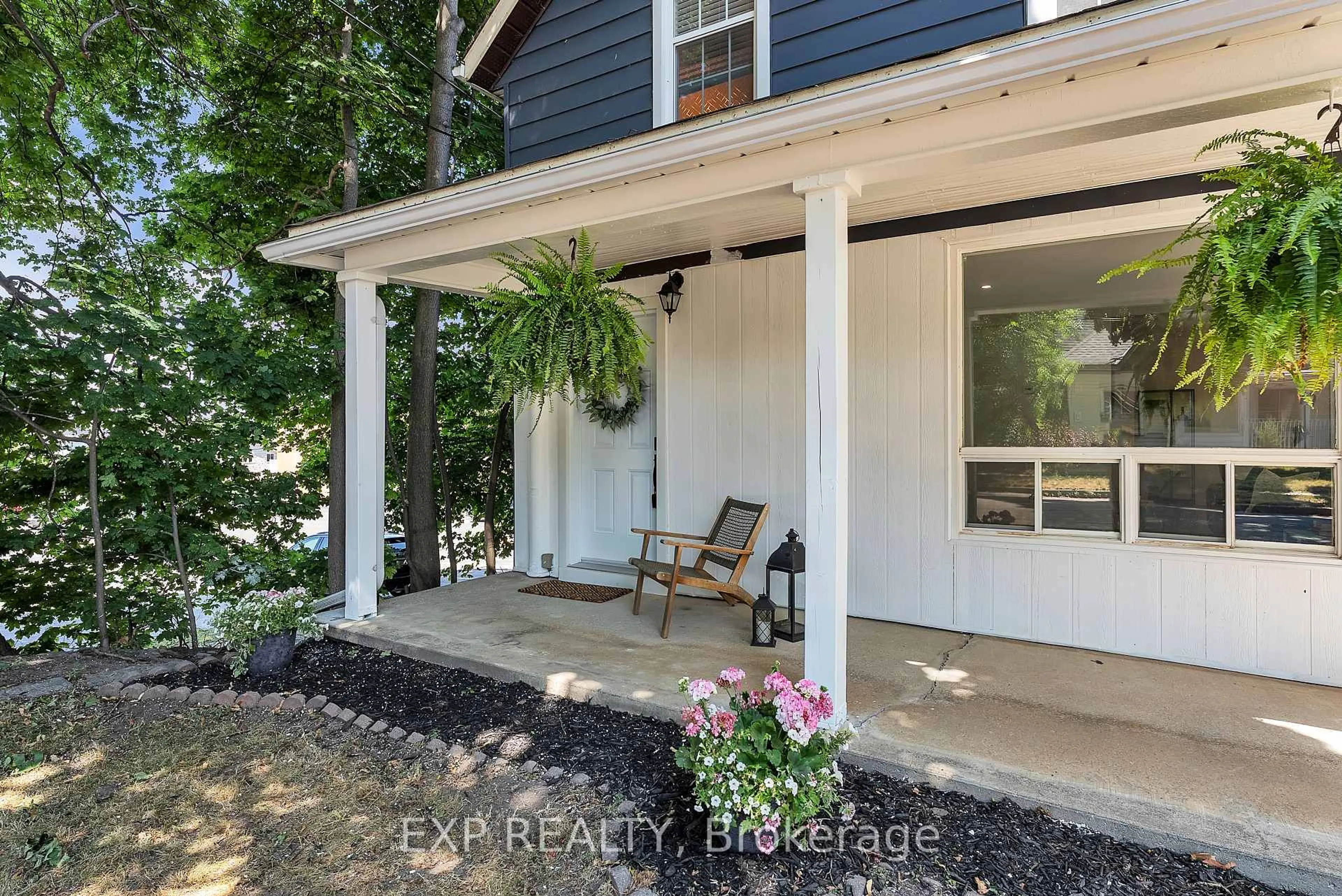 Indoor entryway for 163 Queen St, Quinte West Ontario K8V 4Y5