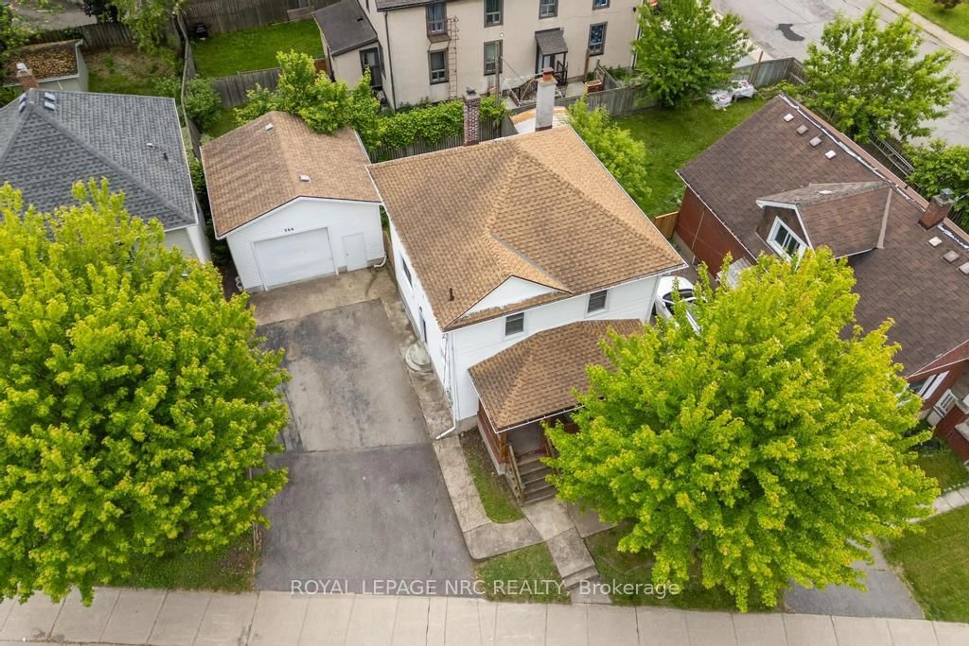 A pic from outside/outdoor area/front of a property/back of a property/a pic from drone, street for 366 Glendale Ave, St. Catharines Ontario L2T 1C1