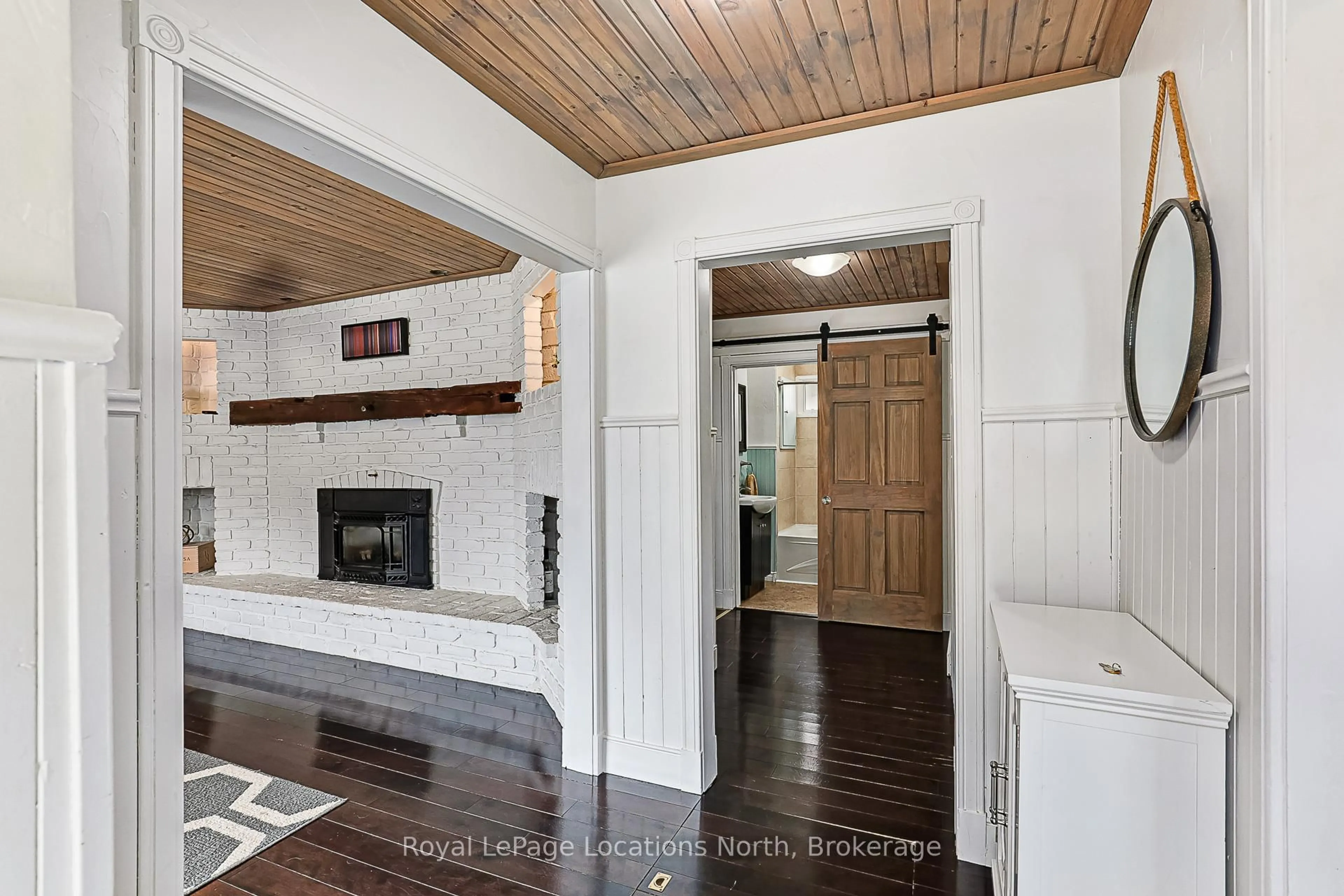 Indoor entryway for 84 Sykes St, Meaford Ontario N4L 1E3