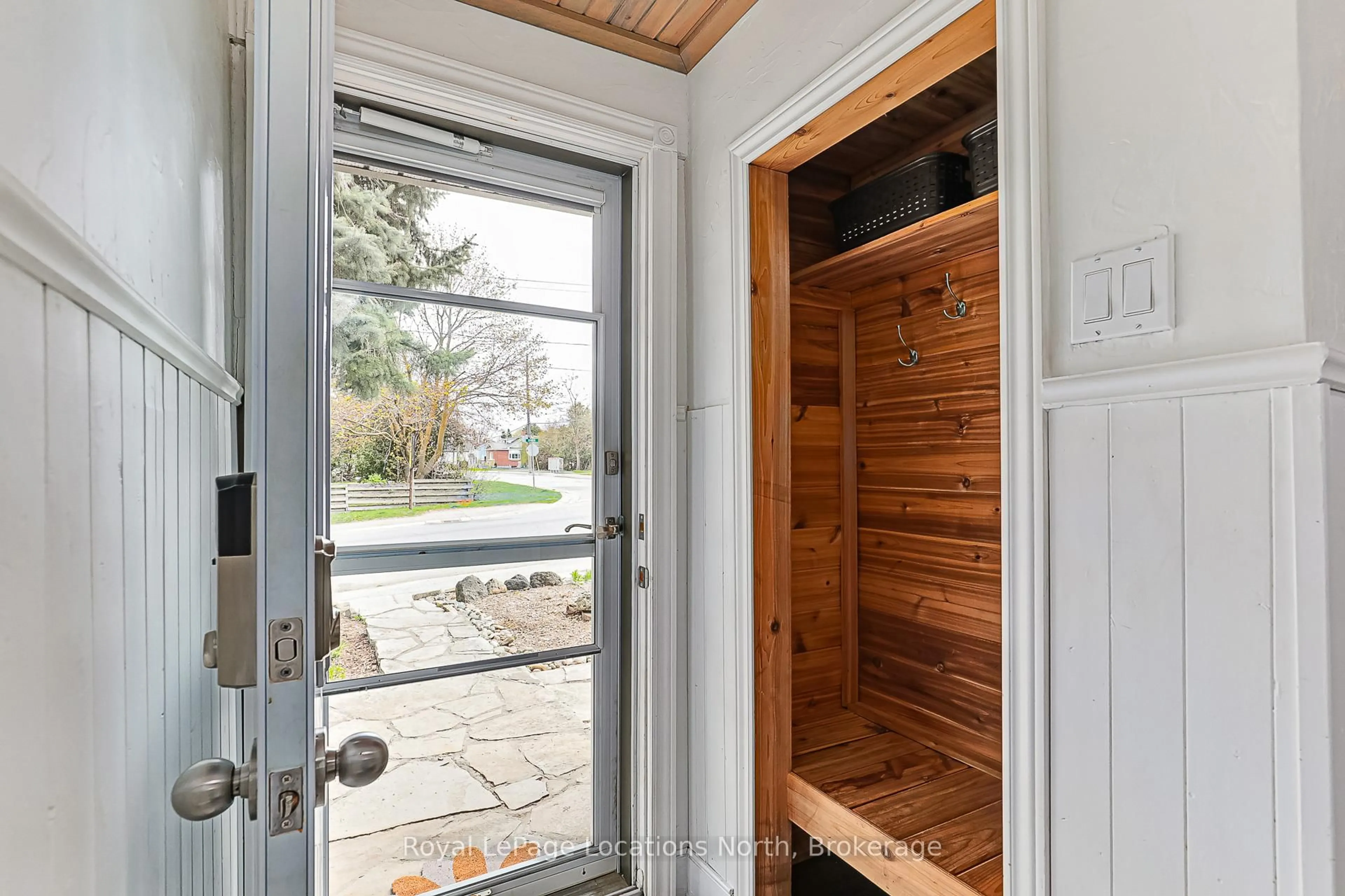 Indoor entryway for 84 Sykes St, Meaford Ontario N4L 1E3