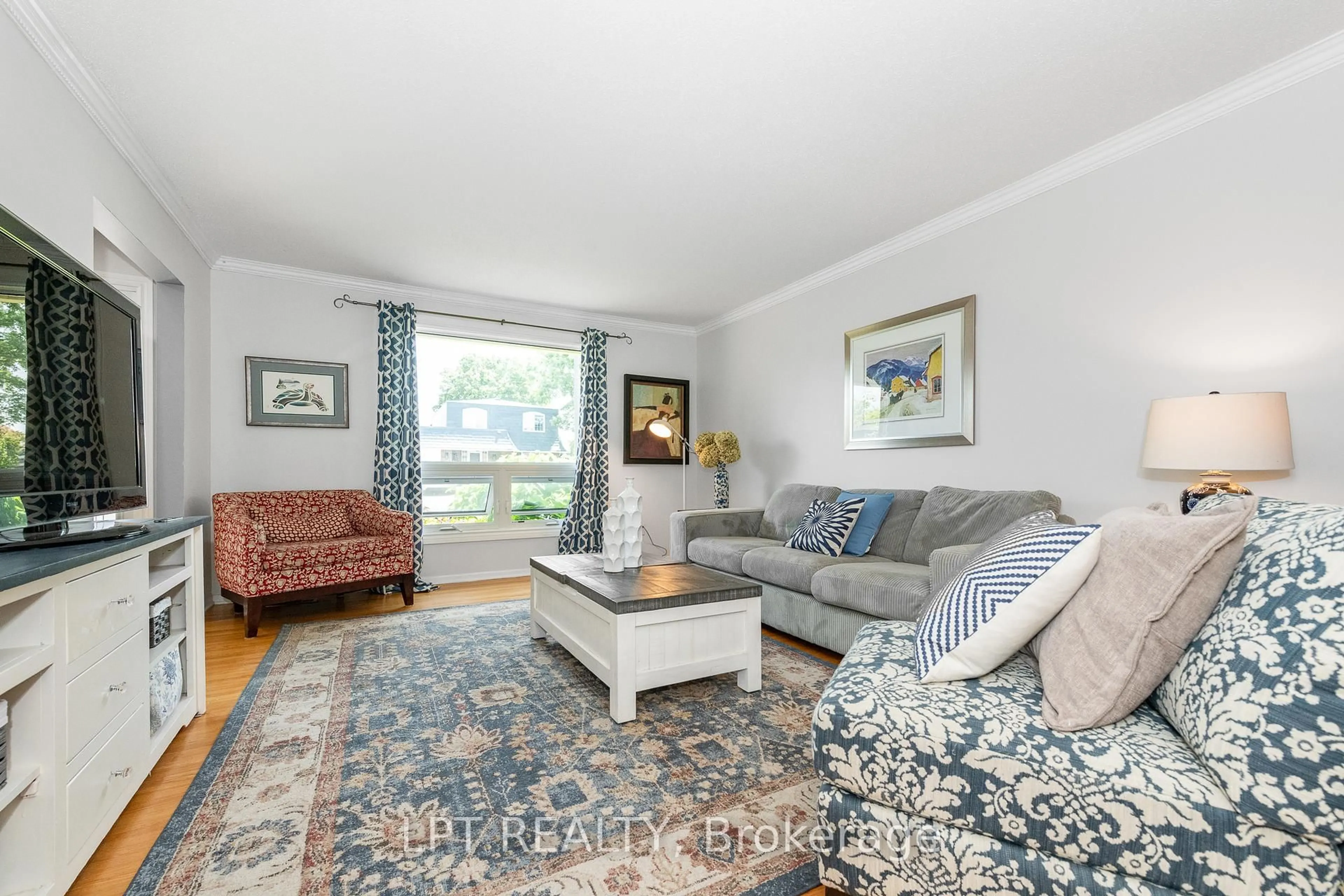 Living room with furniture, unknown for 1329 Fontenay Cres, Ottawa Ontario K1V 7K5