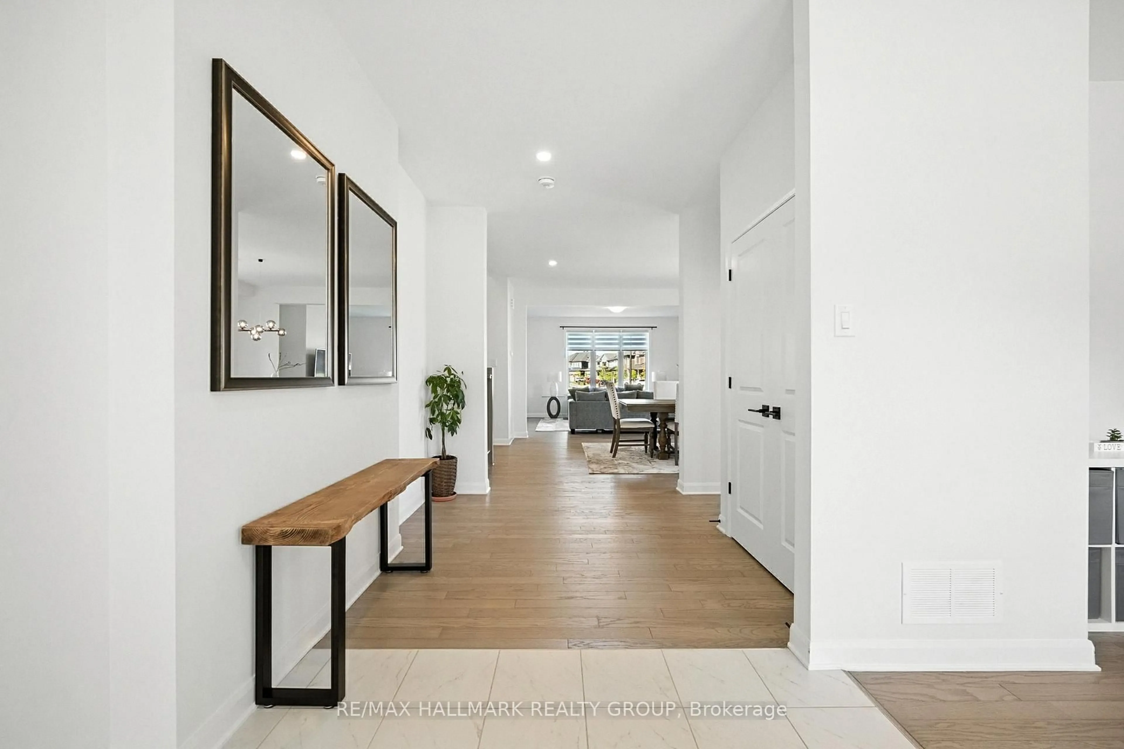 Indoor entryway for 547 Anchor Circ, Ottawa Ontario K4M 0N4