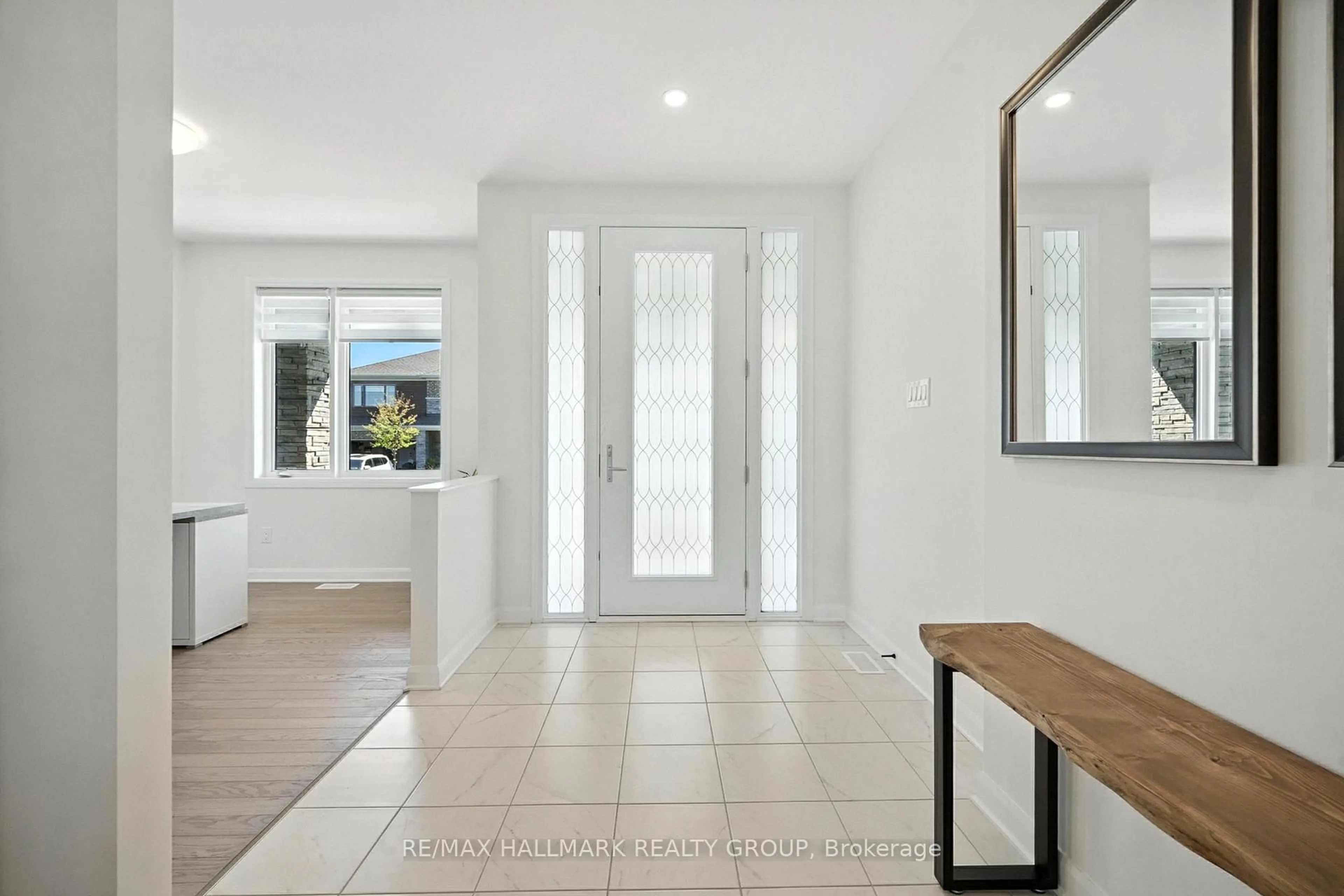 Indoor entryway for 547 Anchor Circ, Ottawa Ontario K4M 0N4