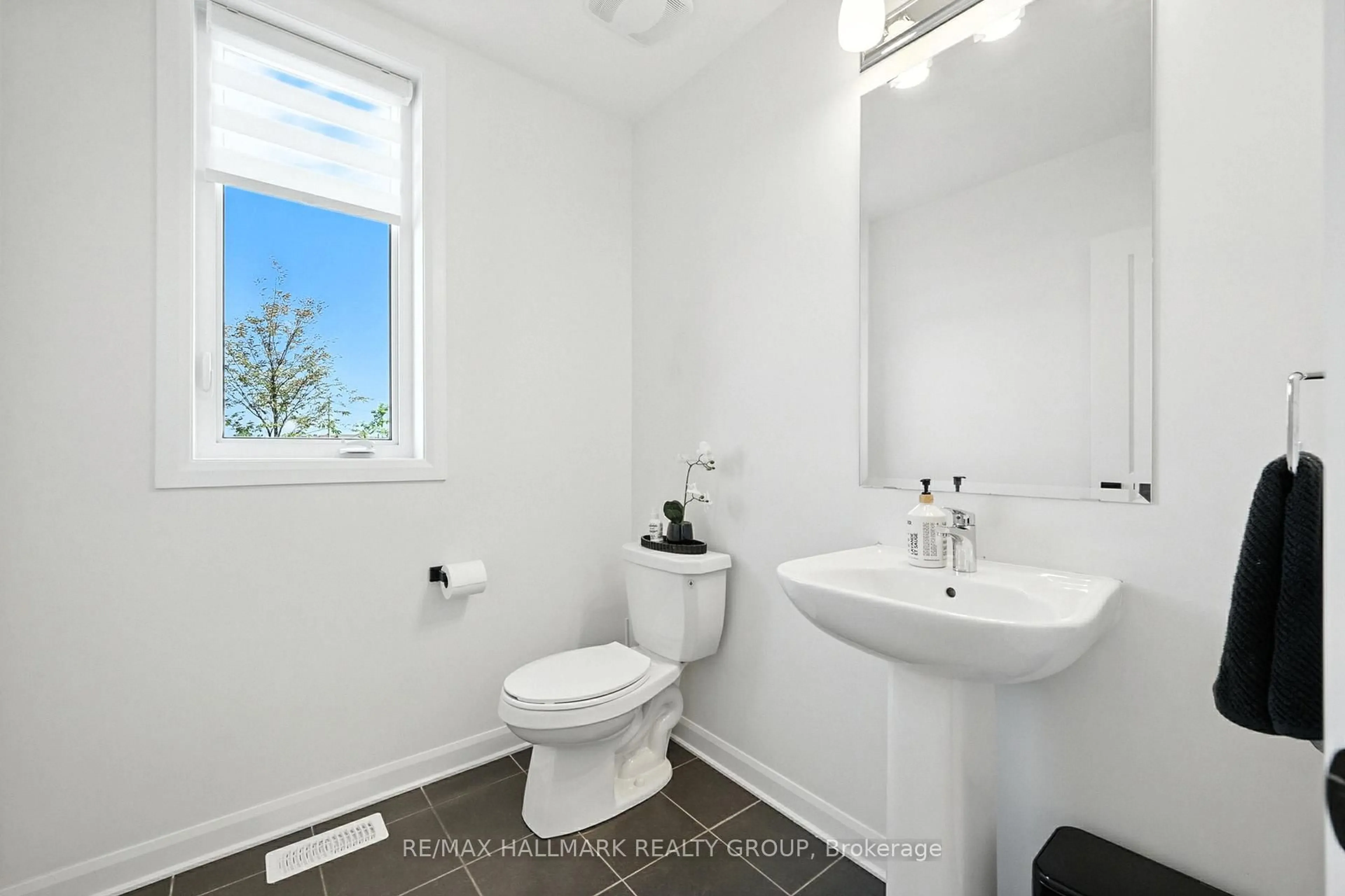 Standard bathroom, ceramic/tile floor for 547 Anchor Circ, Ottawa Ontario K4M 0N4