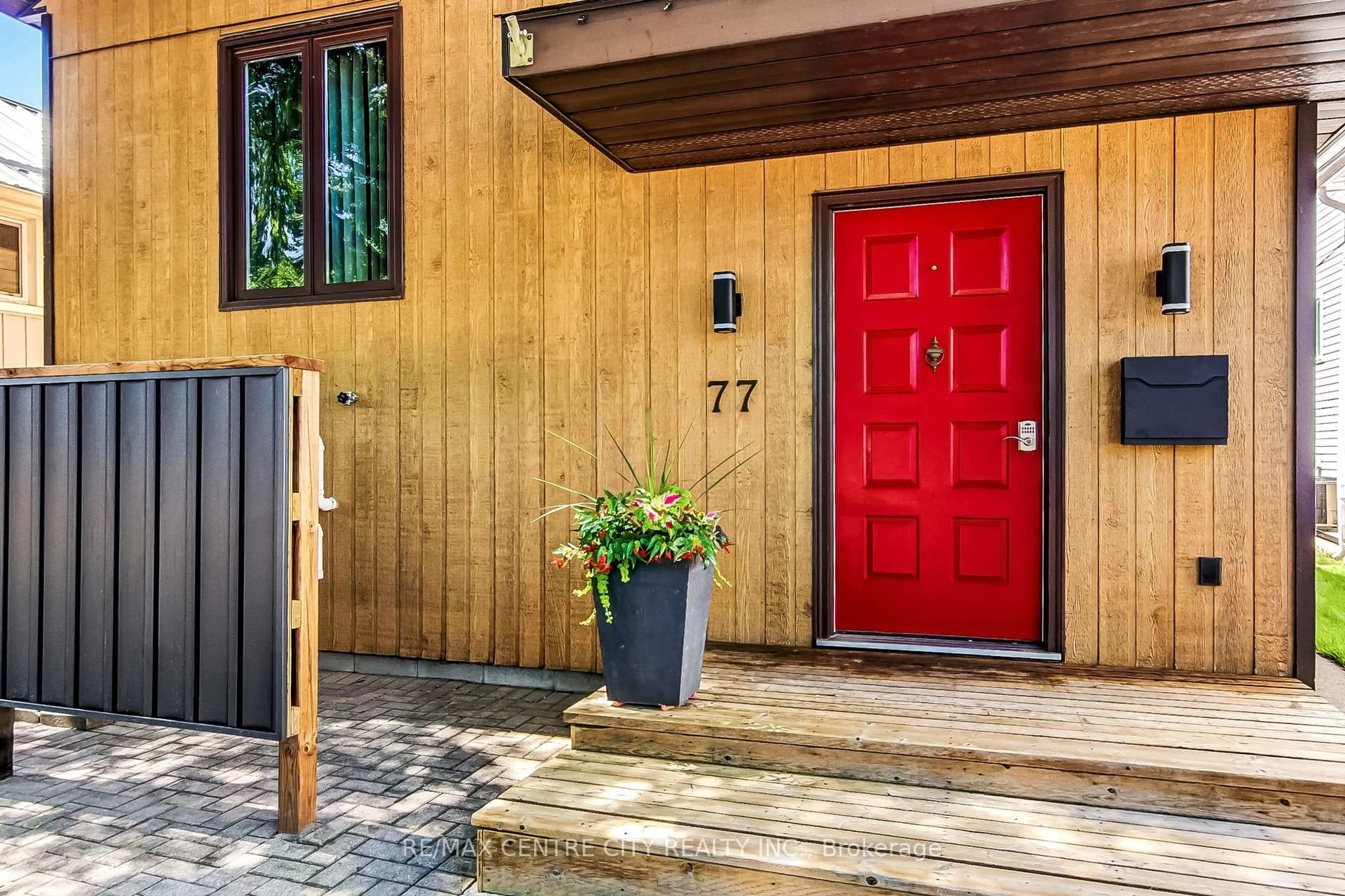 Indoor entryway for 77 Glenwood Ave #Av., London East Ontario N5Z 2P7