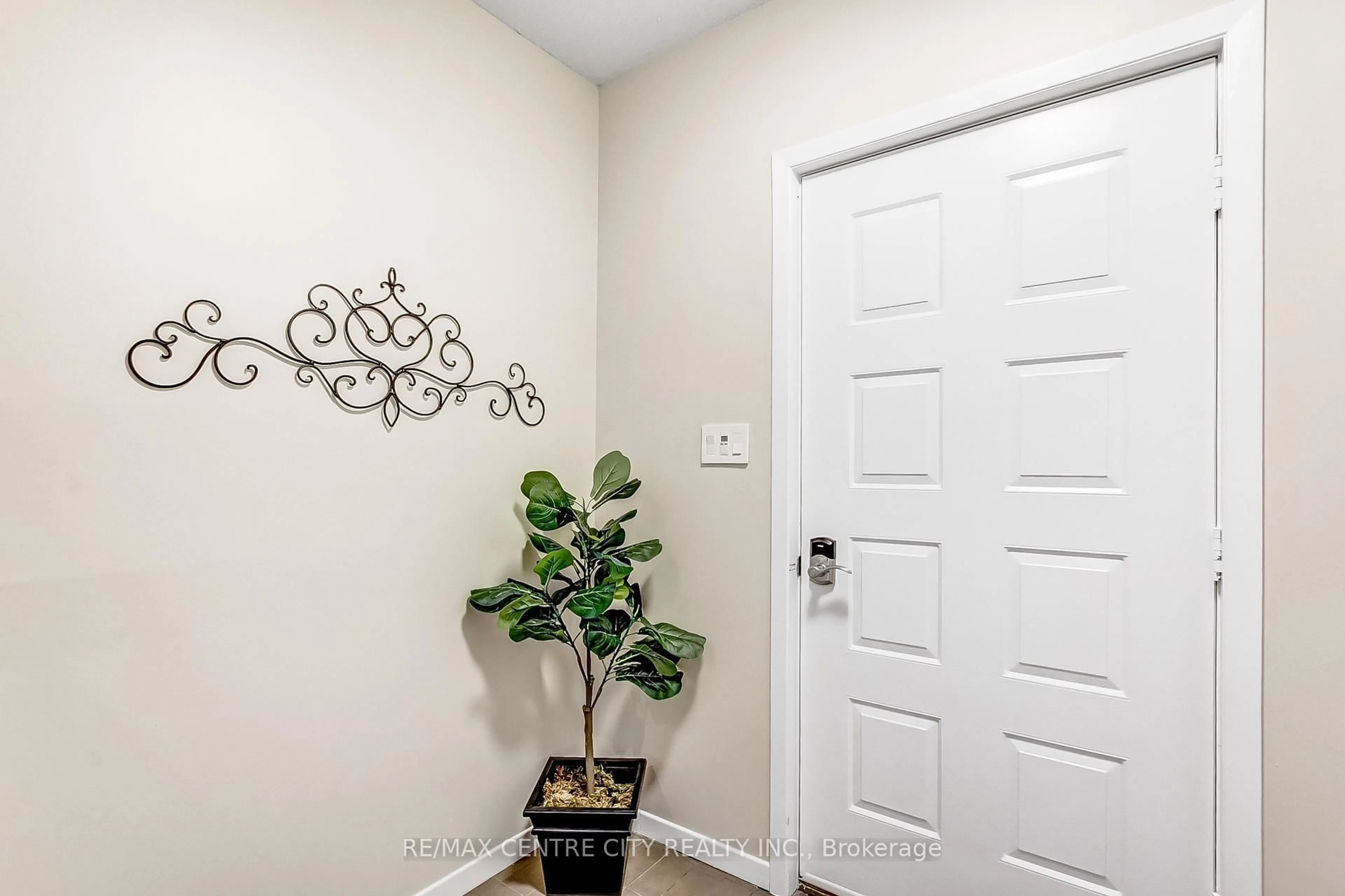 Indoor entryway for 77 Glenwood Ave #Av., London East Ontario N5Z 2P7