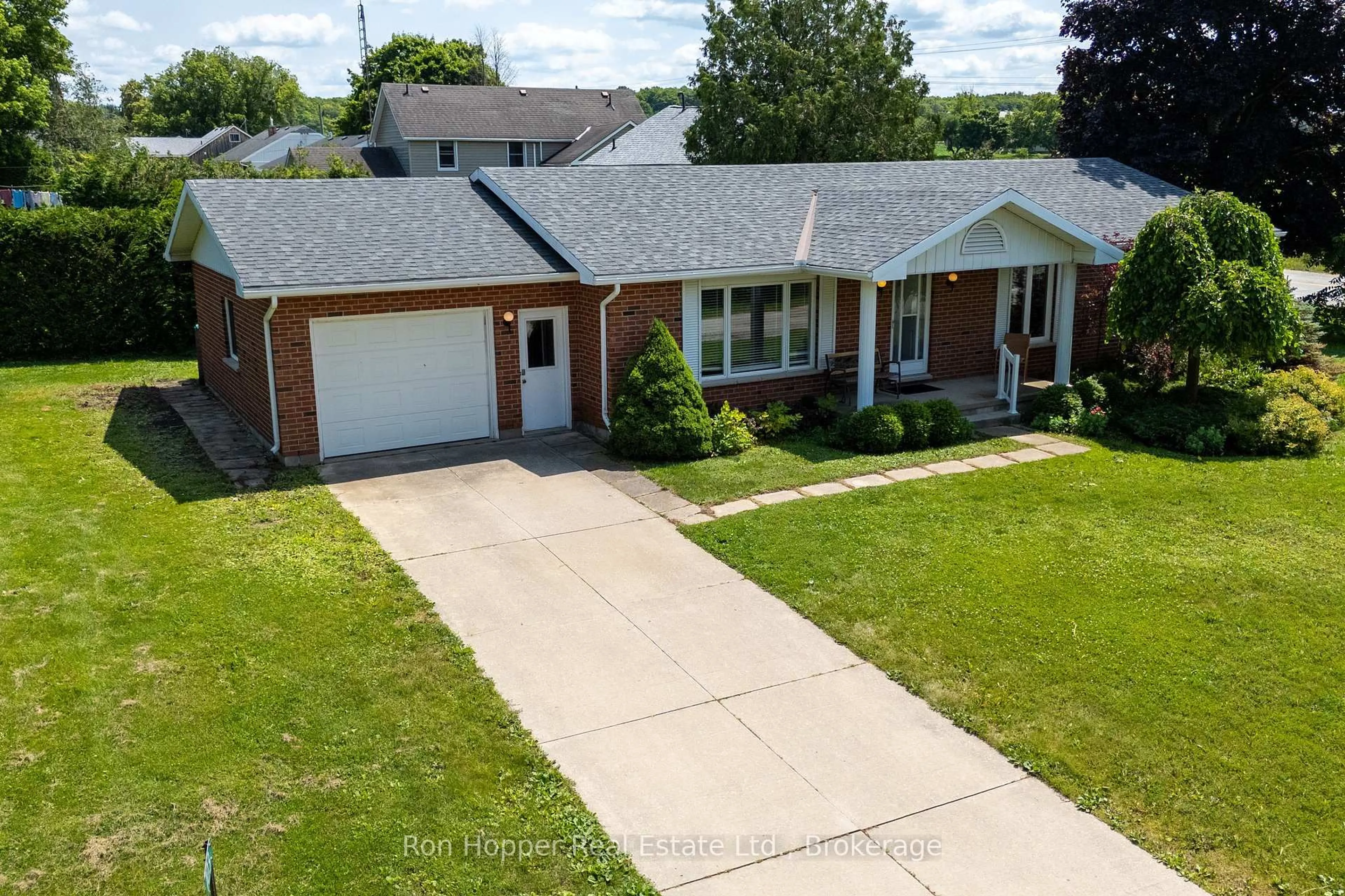 A pic from outside/outdoor area/front of a property/back of a property/a pic from drone, street for 103 Queen St, Meaford Ontario N0H 1B0