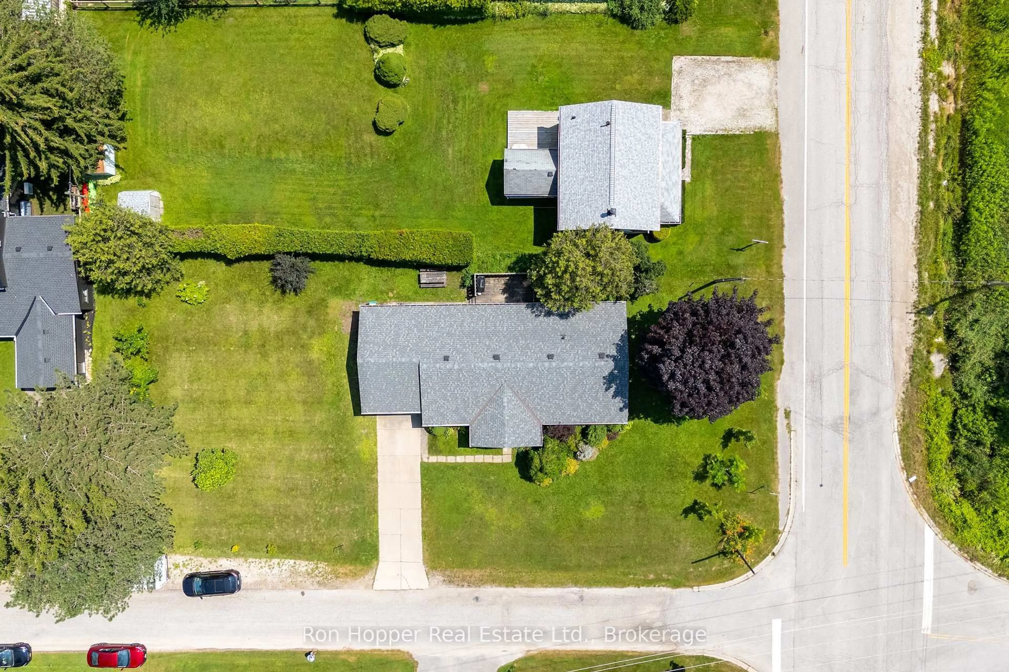 A pic from outside/outdoor area/front of a property/back of a property/a pic from drone, street for 103 Queen St, Meaford Ontario N0H 1B0
