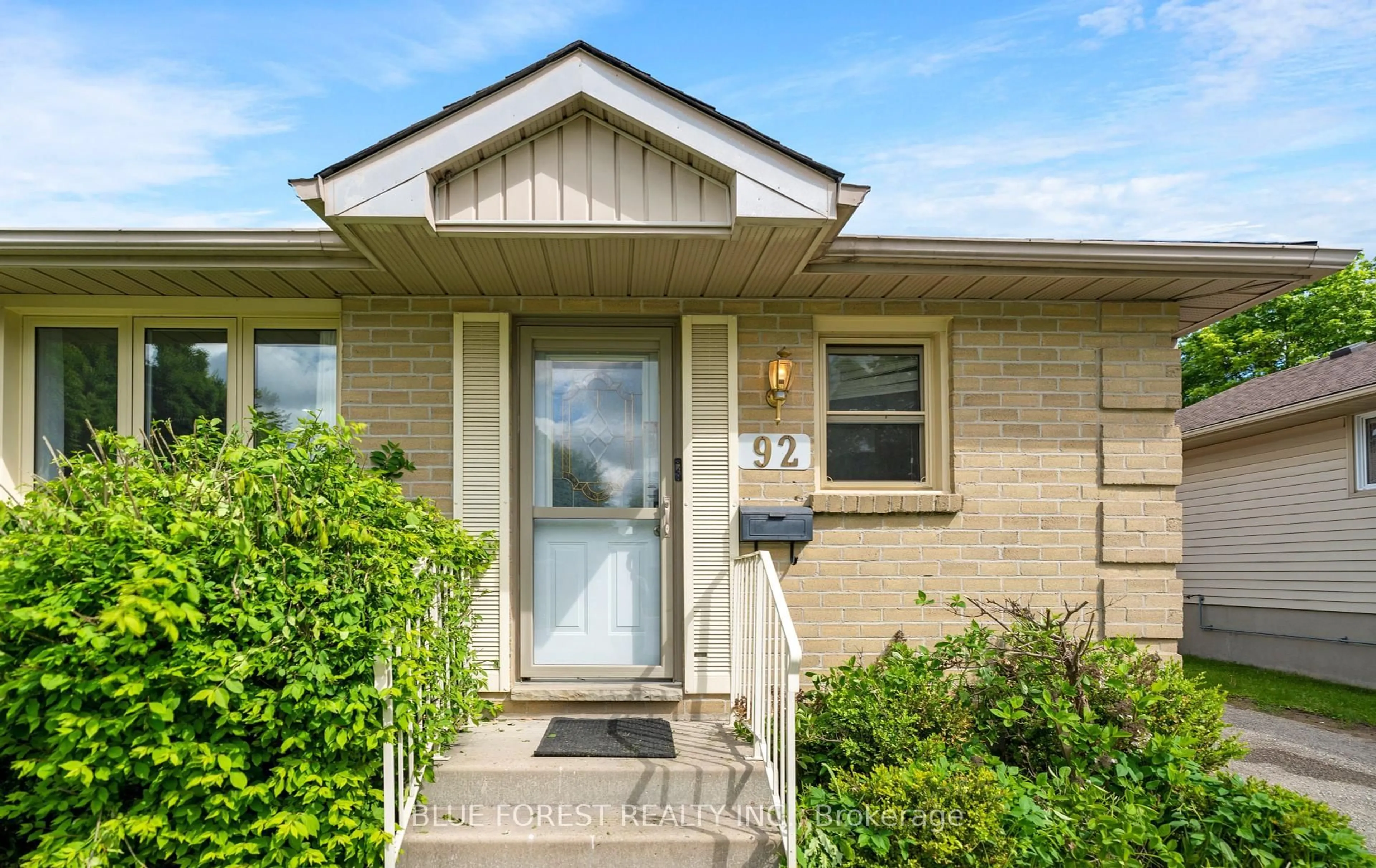 Home with vinyl exterior material, street for 92 Ardsley Rd, London North Ontario N6G 3W4