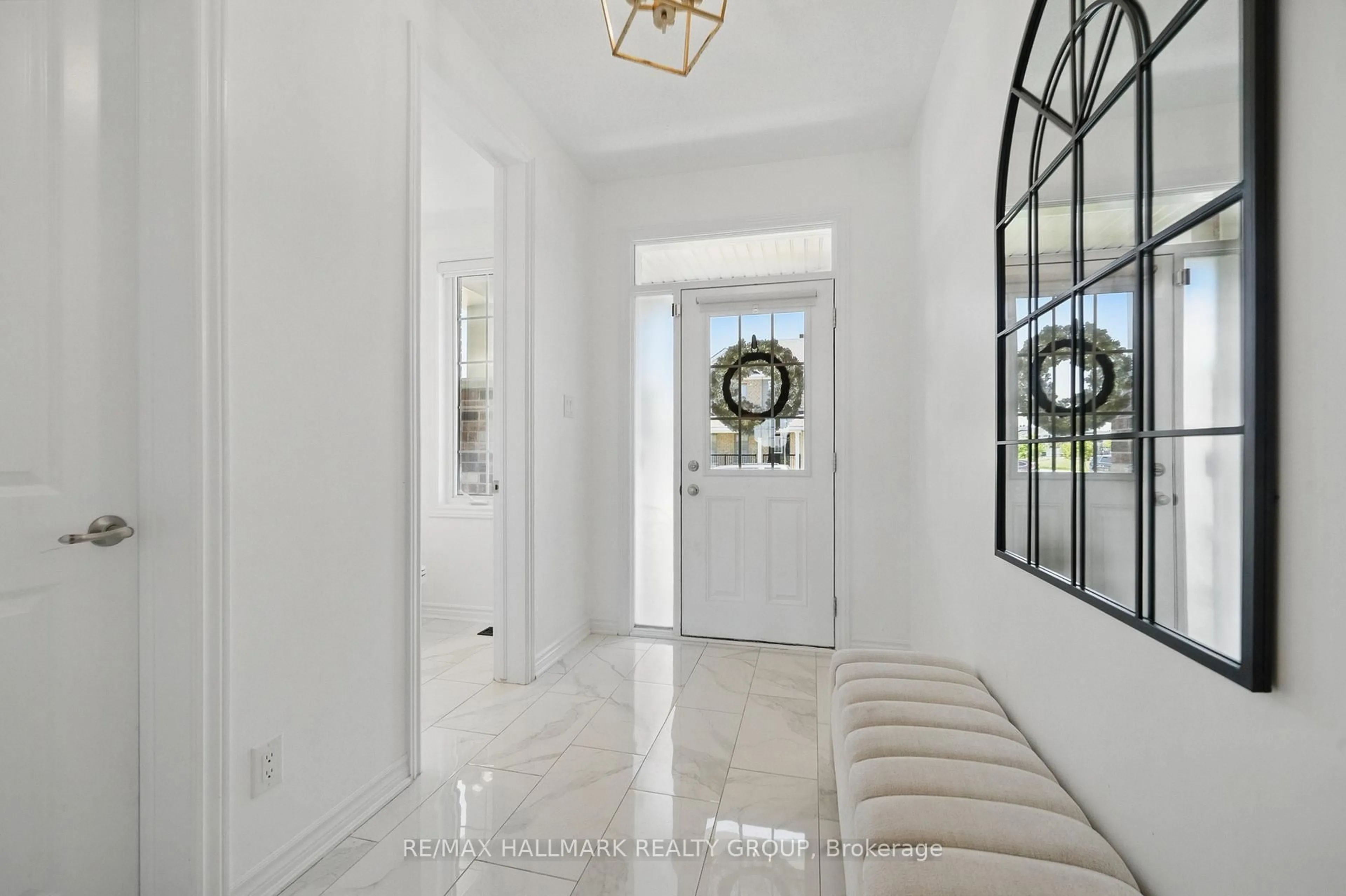 Indoor entryway for 824 Henslow's Circ, Orleans Ontario K4A 5H6