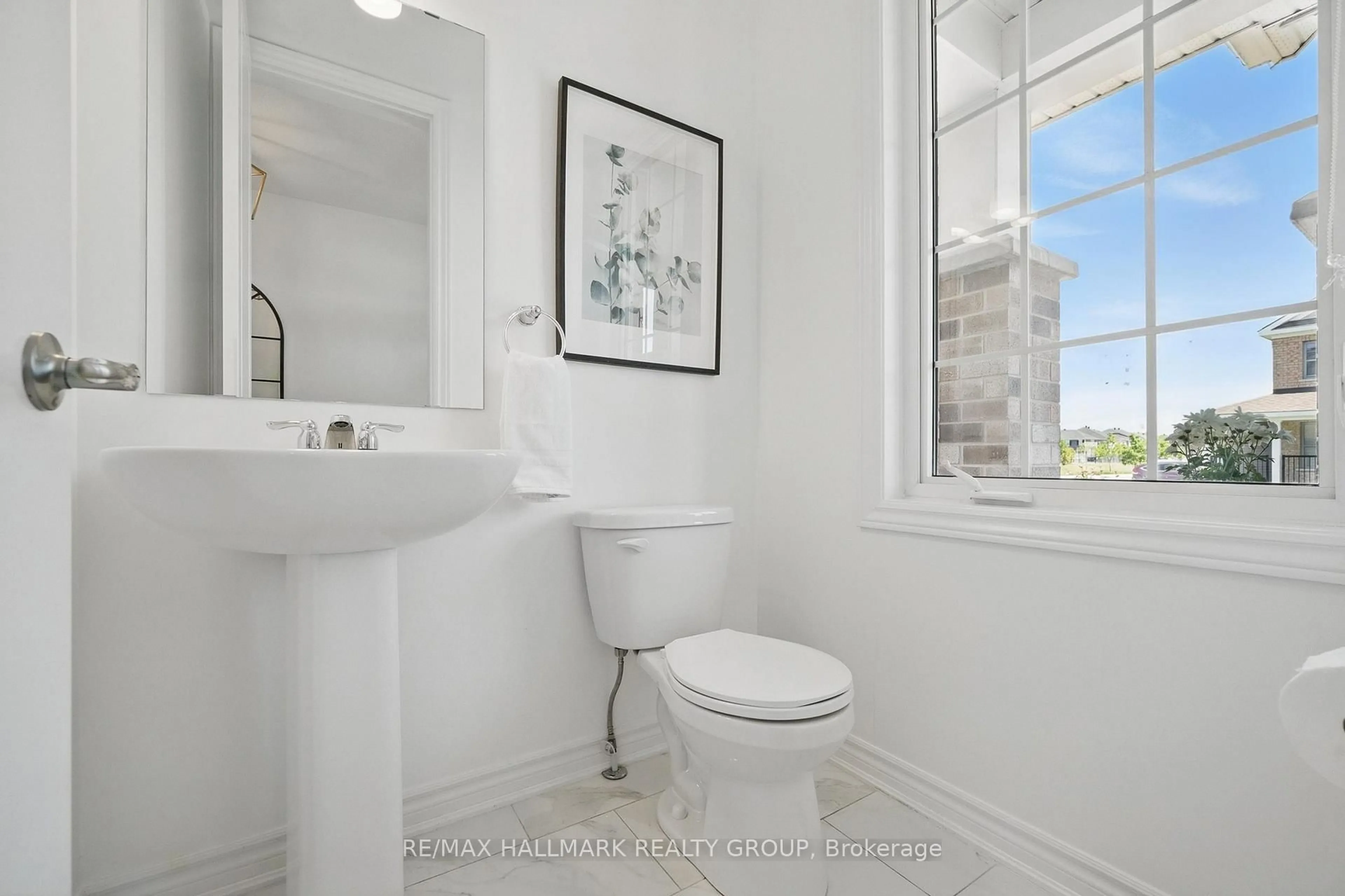 Standard bathroom, ceramic/tile floor for 824 Henslow's Circ, Orleans Ontario K4A 5H6