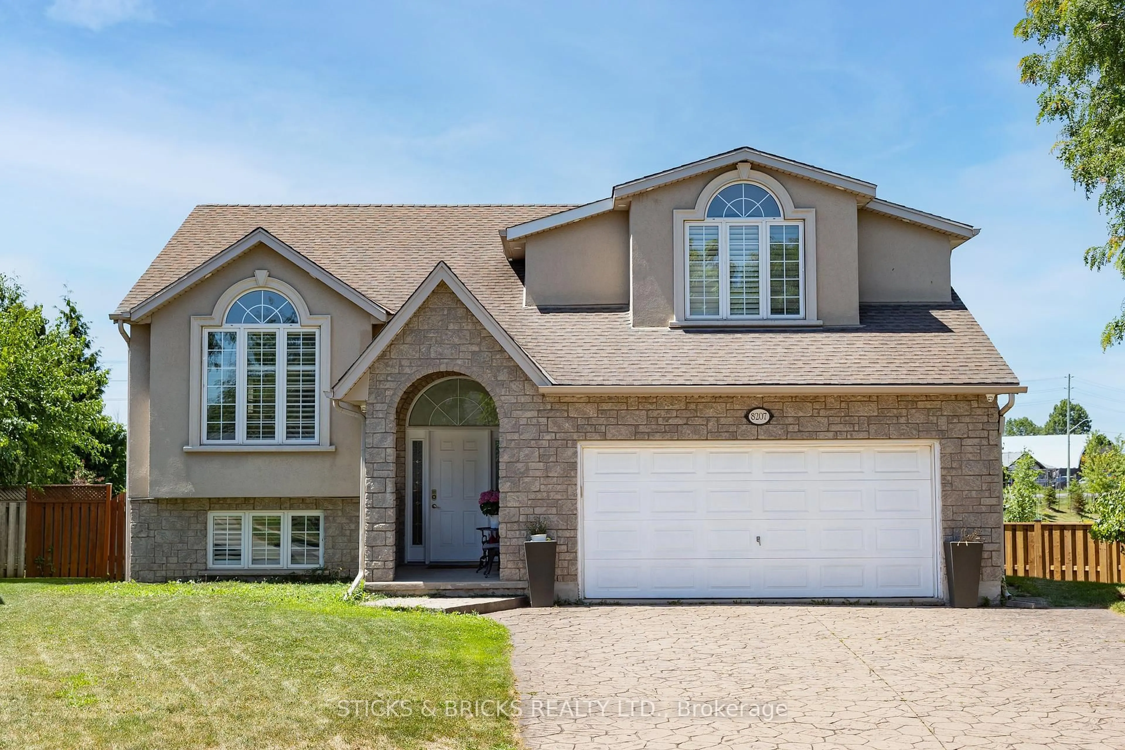 Home with vinyl exterior material, street for 8207 Beaver Glen Dr, Niagara Falls Ontario L2H 3K5