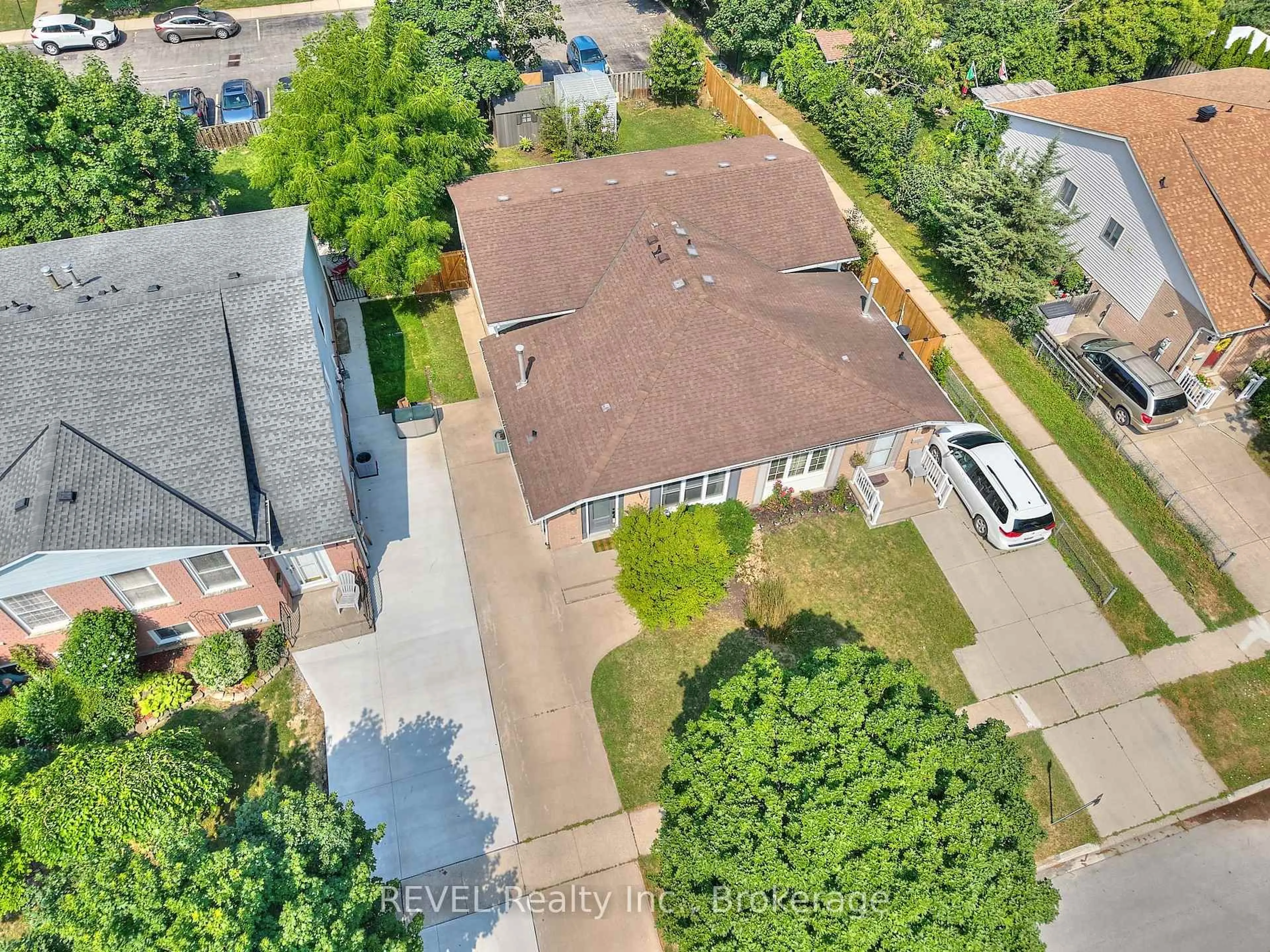 A pic from outside/outdoor area/front of a property/back of a property/a pic from drone, street for 42 Vintage Cres, St. Catharines Ontario L2S 3C6