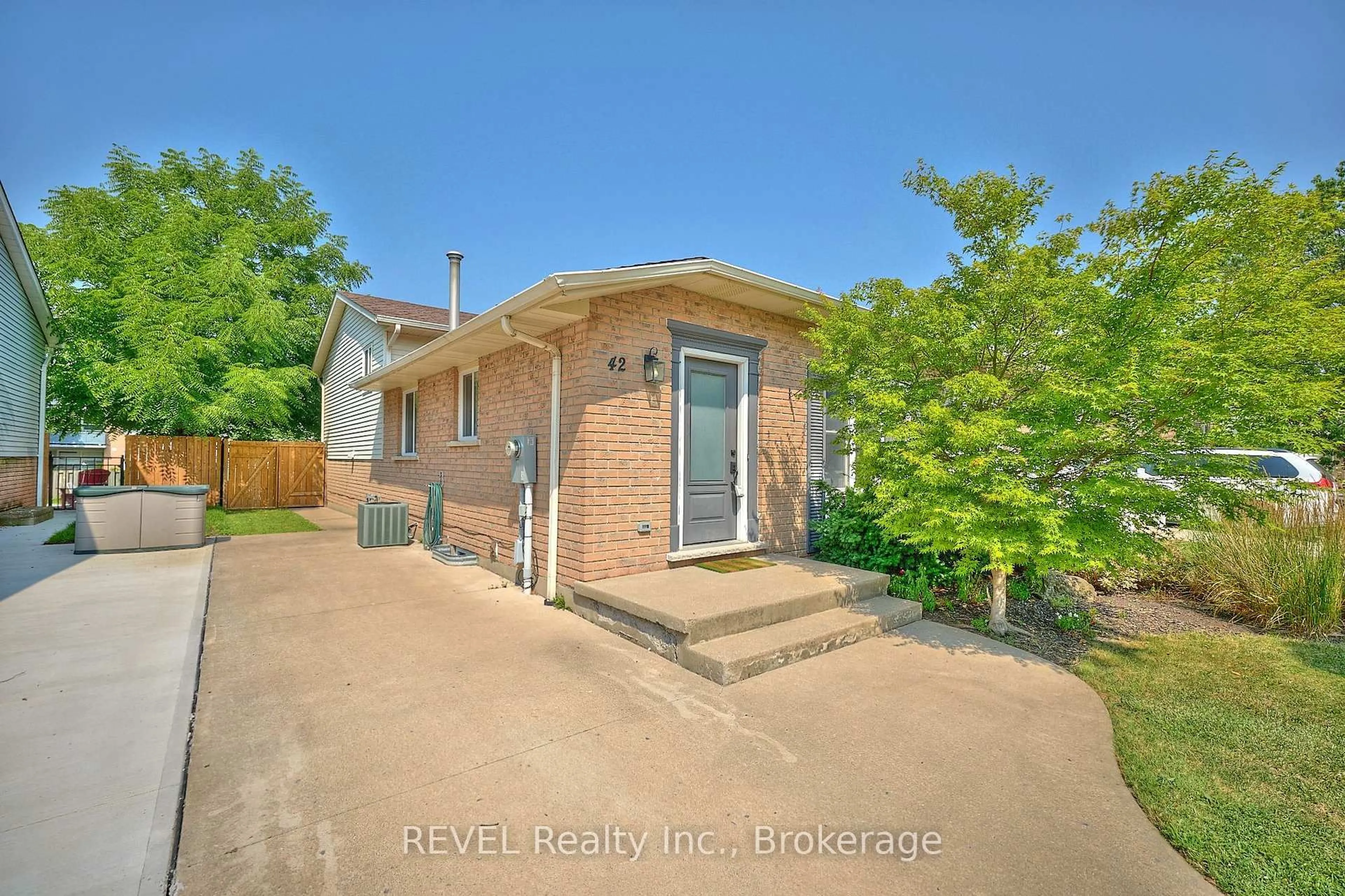 Patio, street for 42 Vintage Cres, St. Catharines Ontario L2S 3C6