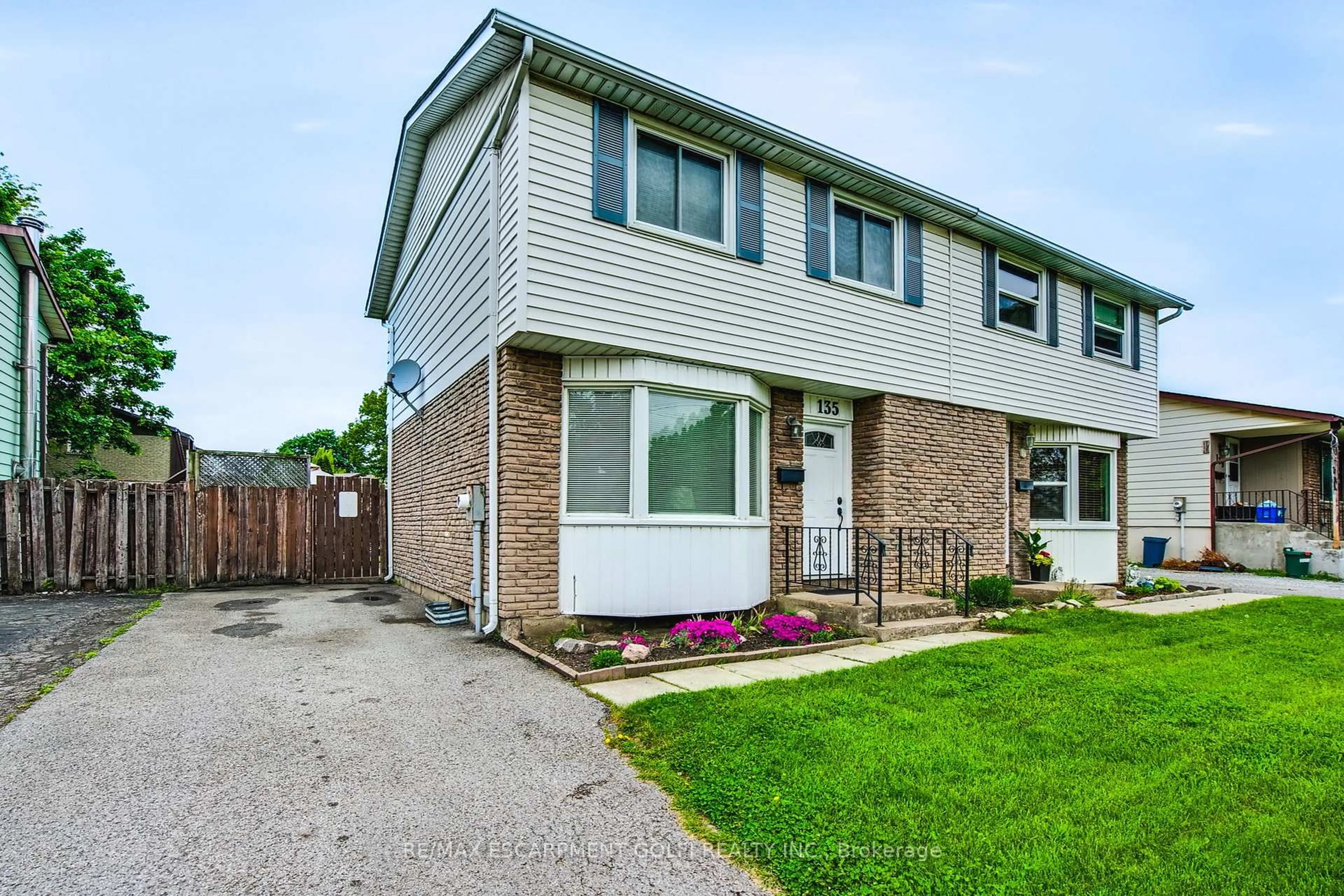 Home with vinyl exterior material, street for 135 Linwell Rd, St. Catharines Ontario L2N 6H2