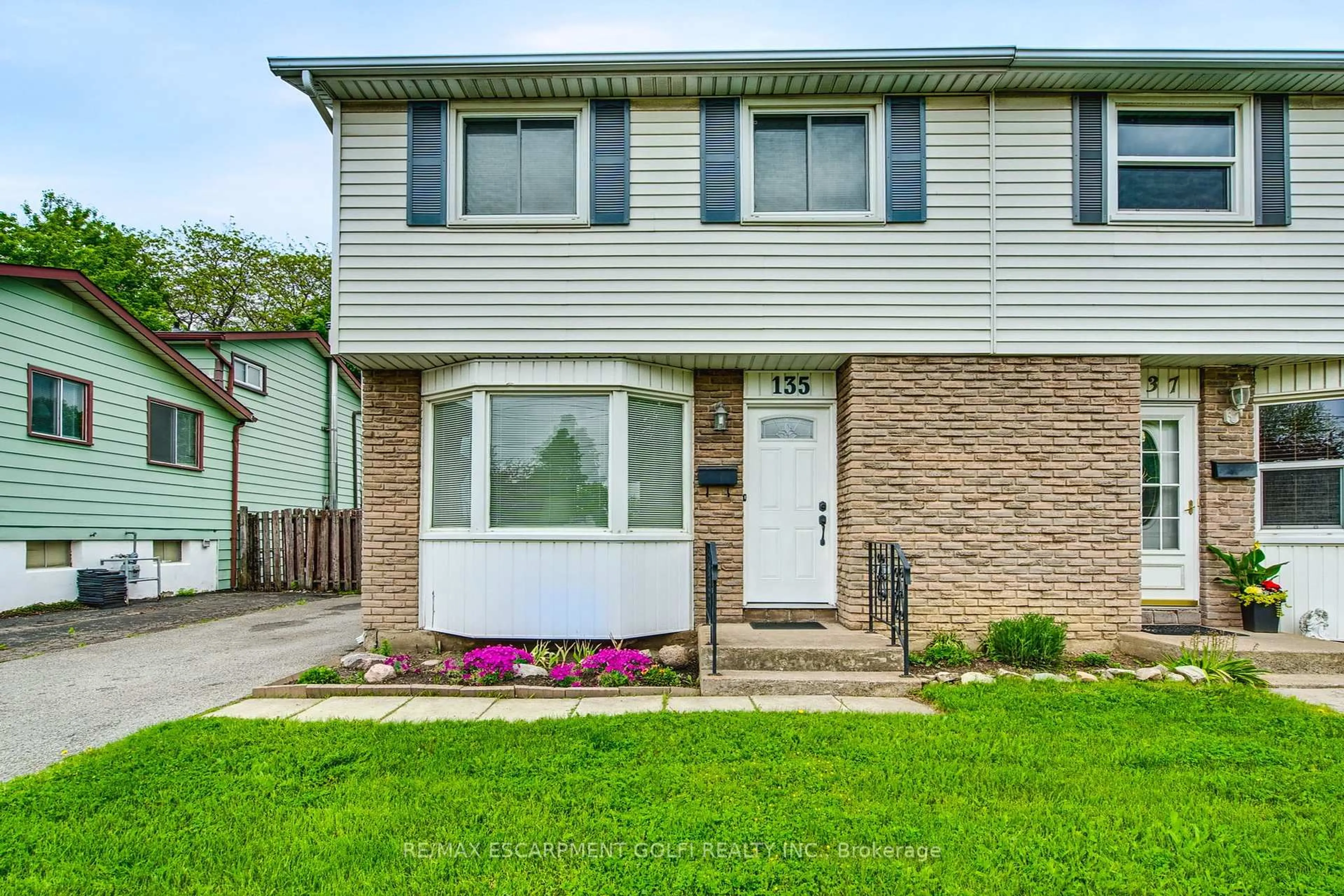 Home with vinyl exterior material, street for 135 Linwell Rd, St. Catharines Ontario L2N 6H2