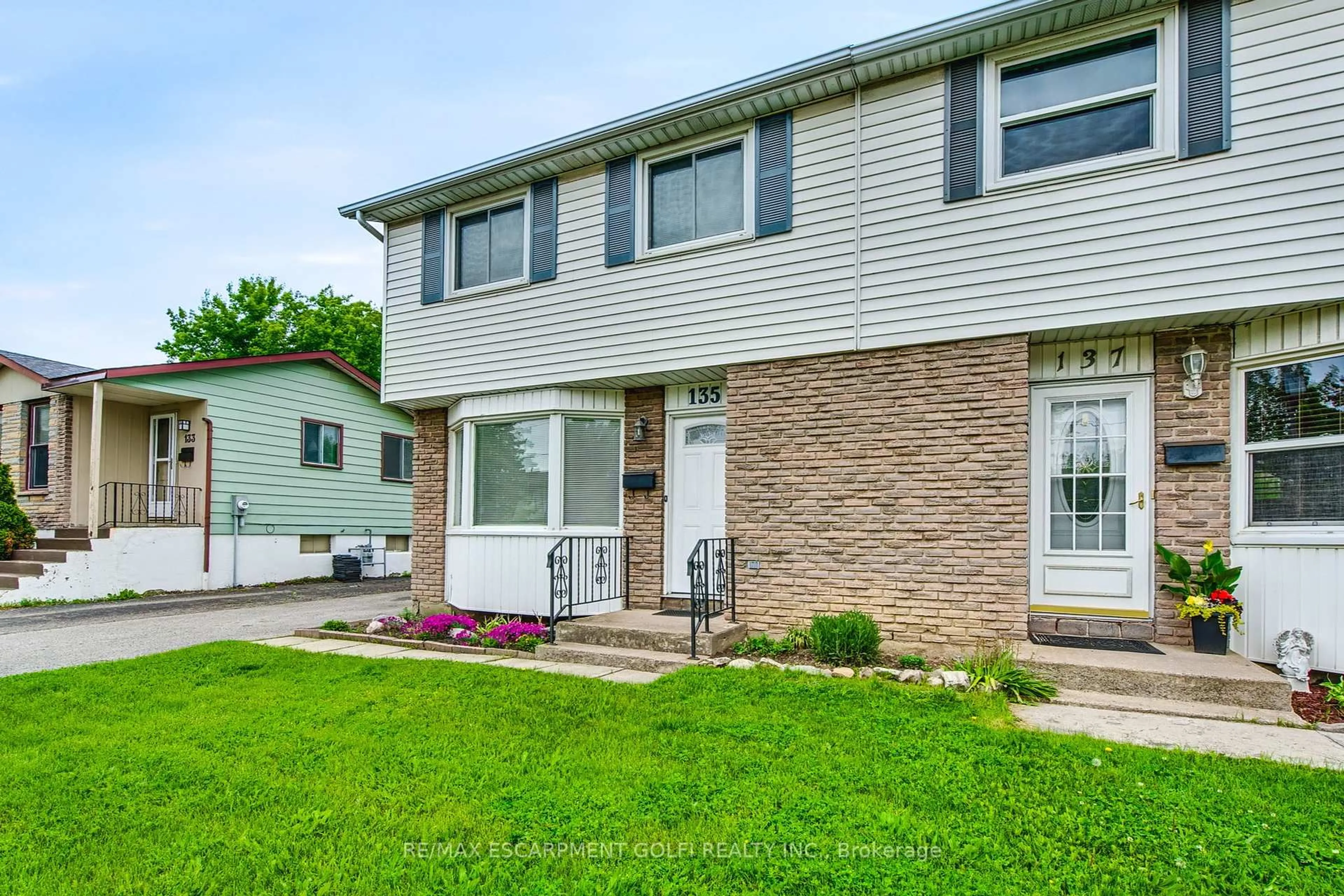 Home with vinyl exterior material, street for 135 Linwell Rd, St. Catharines Ontario L2N 6H2