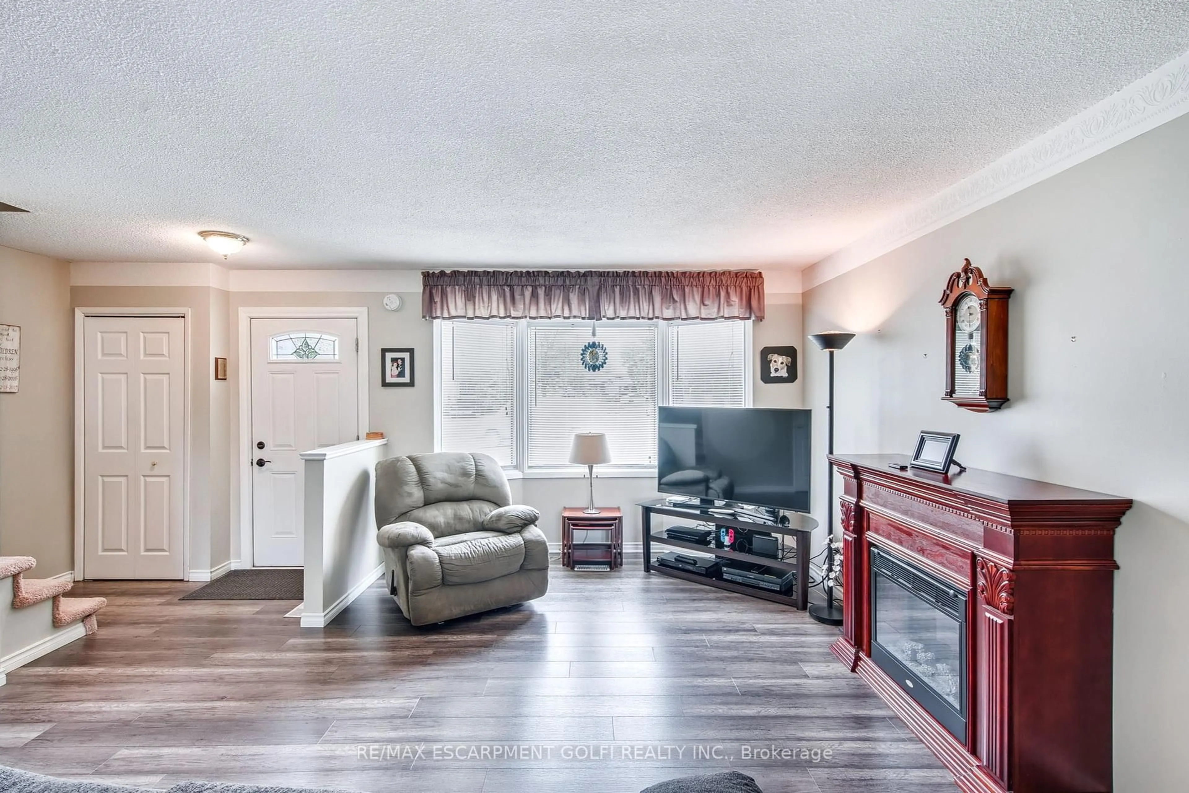 Living room with furniture, unknown for 135 Linwell Rd, St. Catharines Ontario L2N 6H2