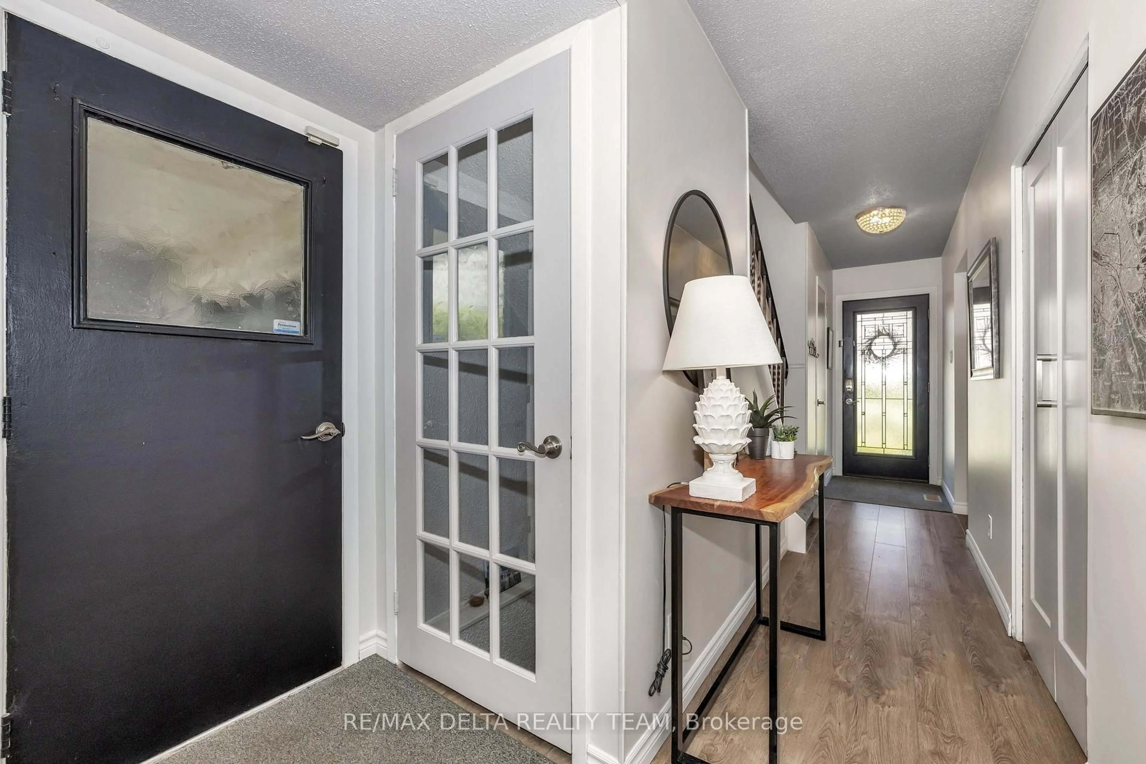 Indoor entryway for 61 Valewood Cres, Ottawa Ontario K1B 4G1